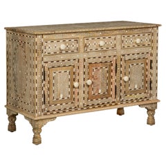 Buffet en bois de Mango de style anglo-indien avec incrustation géométrique en forme d'os