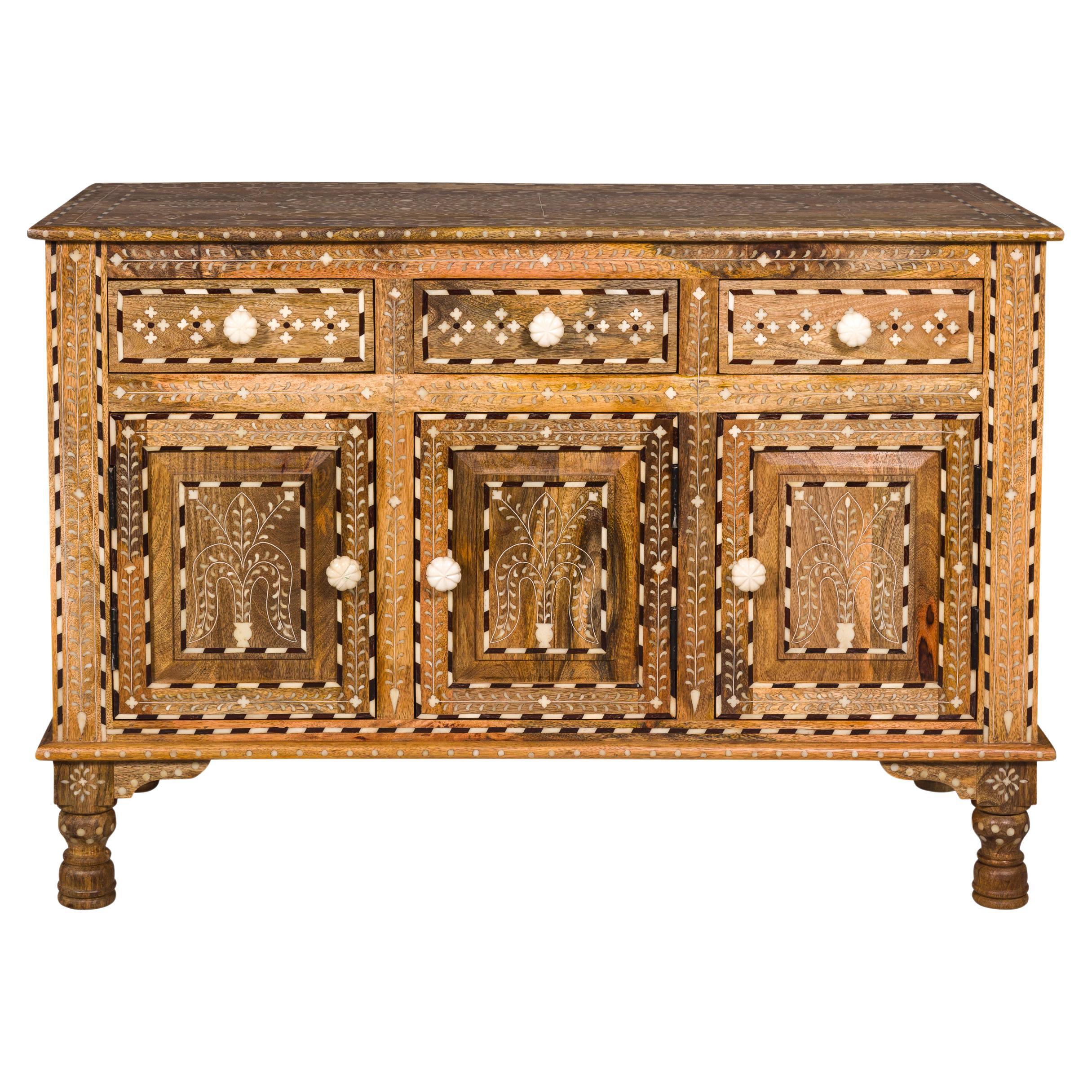 Buffet en bois de Mango de style anglo-indien avec incrustation géométrique en forme d'os