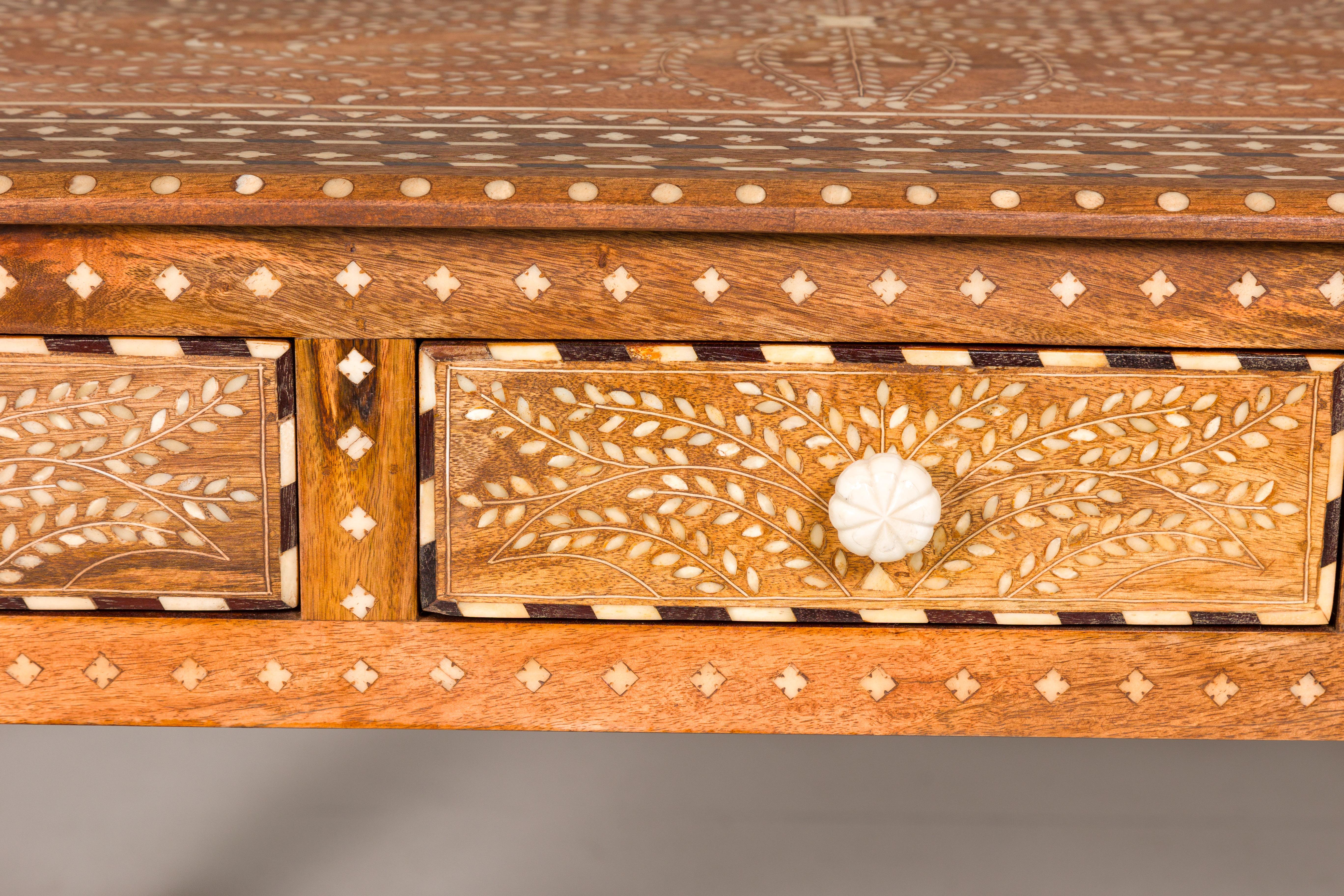 Console ou bureau en bois de mango de style anglo-indien avec trois tiroirs et incrustation d'os en vente 3