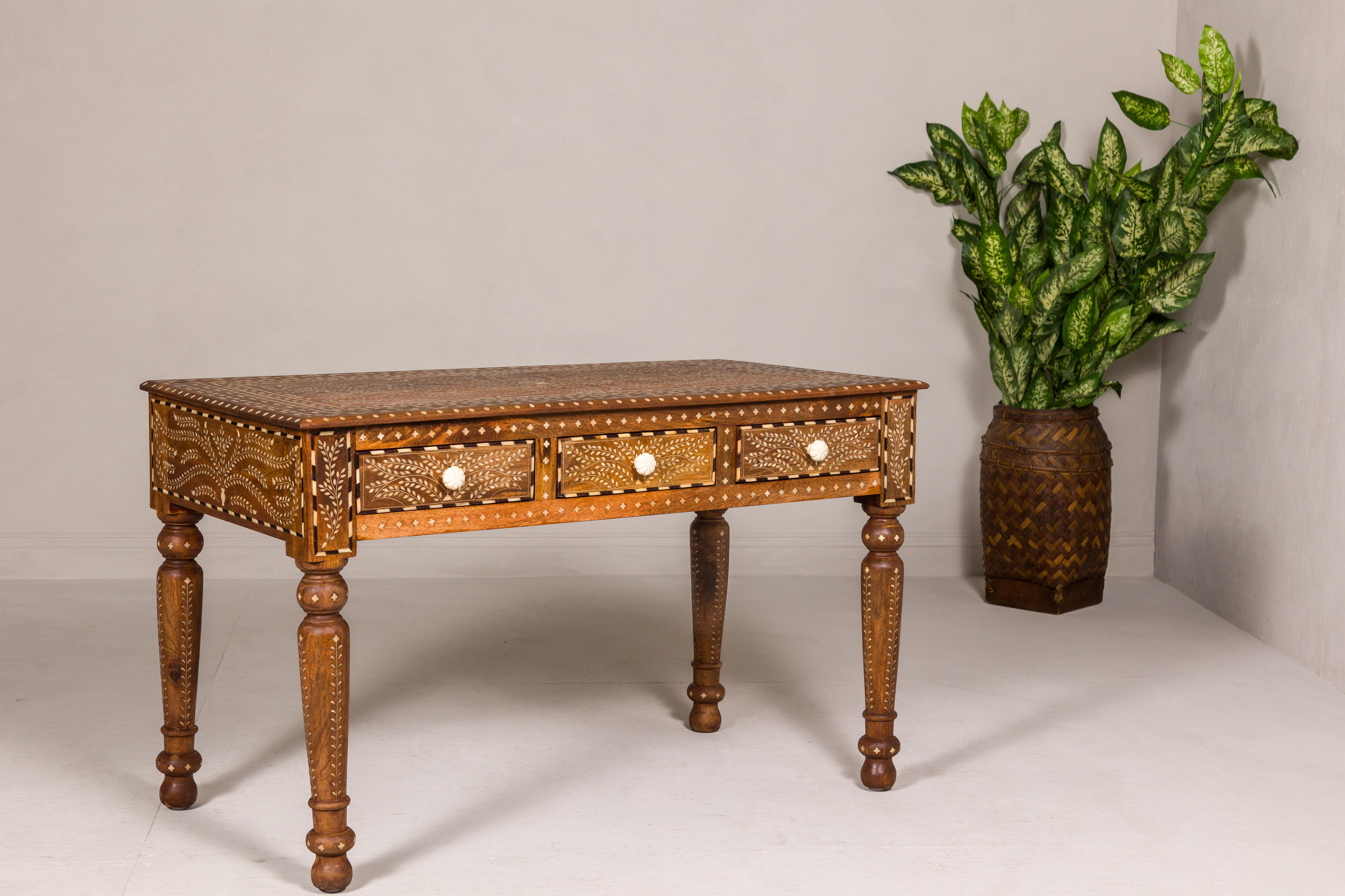 Konsole oder Schreibtisch aus Mangoholz im anglo-indischen Stil mit drei Schubladen und Knochenintarsien im Angebot 6