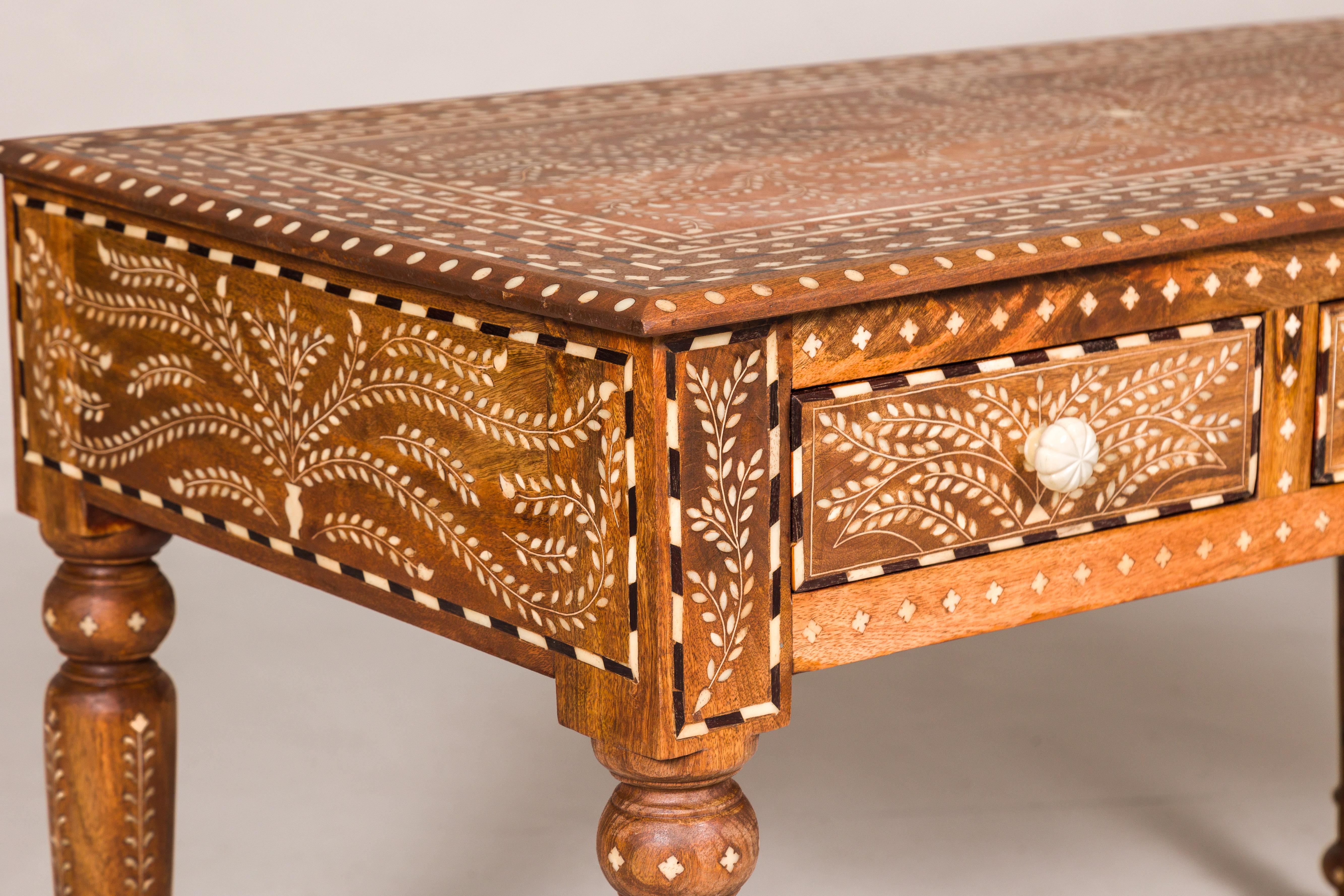 Konsole oder Schreibtisch aus Mangoholz im anglo-indischen Stil mit drei Schubladen und Knochenintarsien im Angebot 7