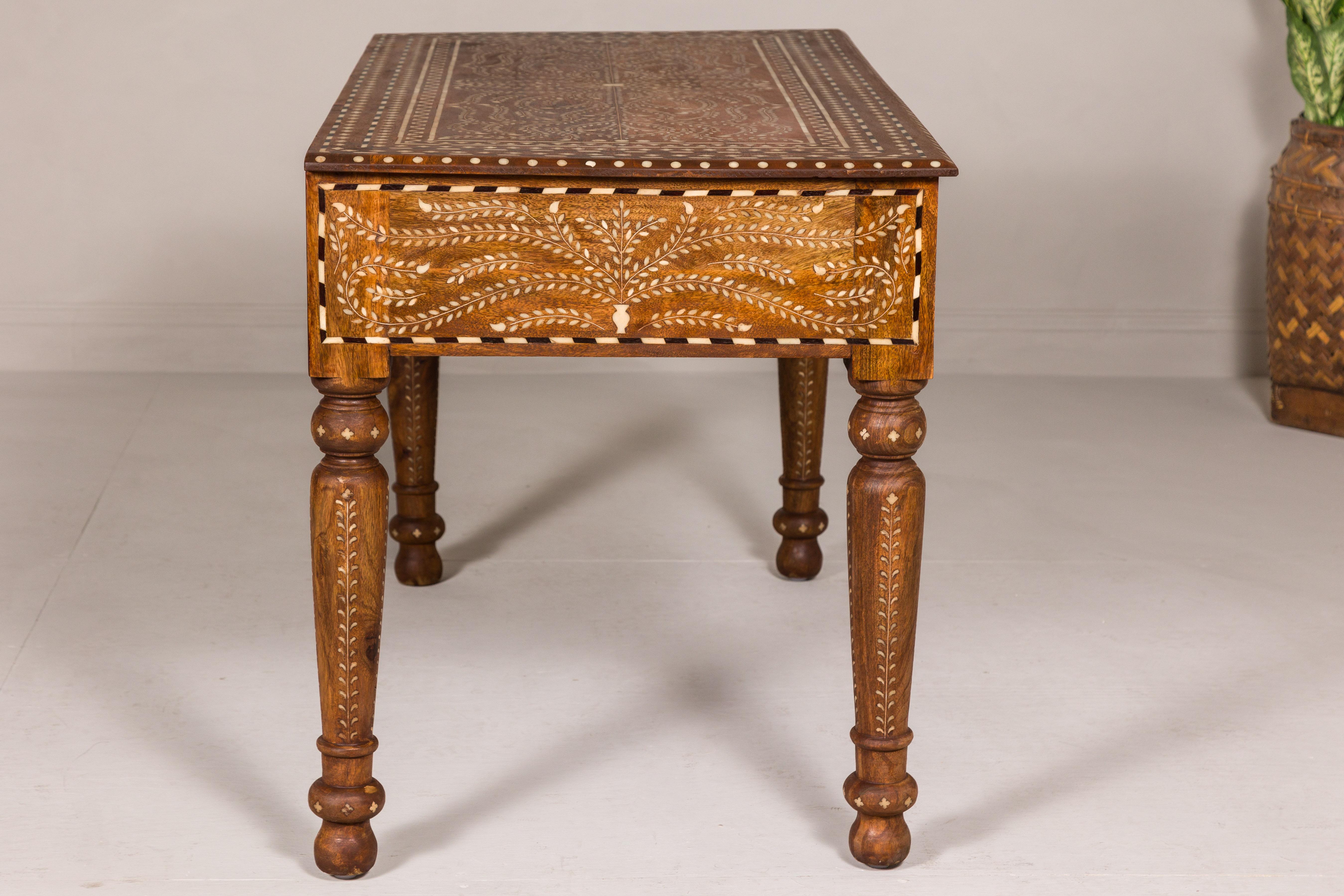 Konsole oder Schreibtisch aus Mangoholz im anglo-indischen Stil mit drei Schubladen und Knochenintarsien im Angebot 9