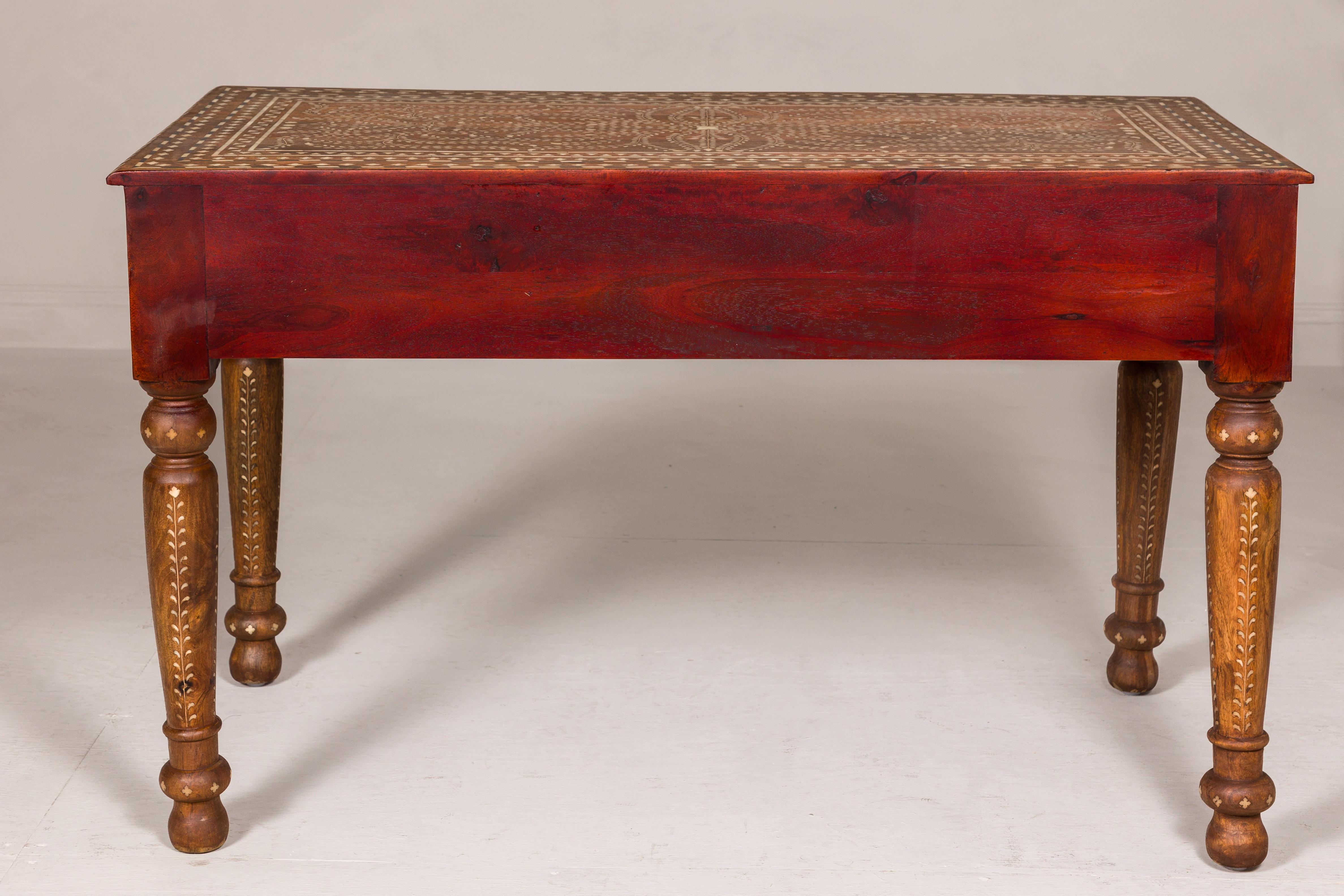 Konsole oder Schreibtisch aus Mangoholz im anglo-indischen Stil mit drei Schubladen und Knochenintarsien im Angebot 11