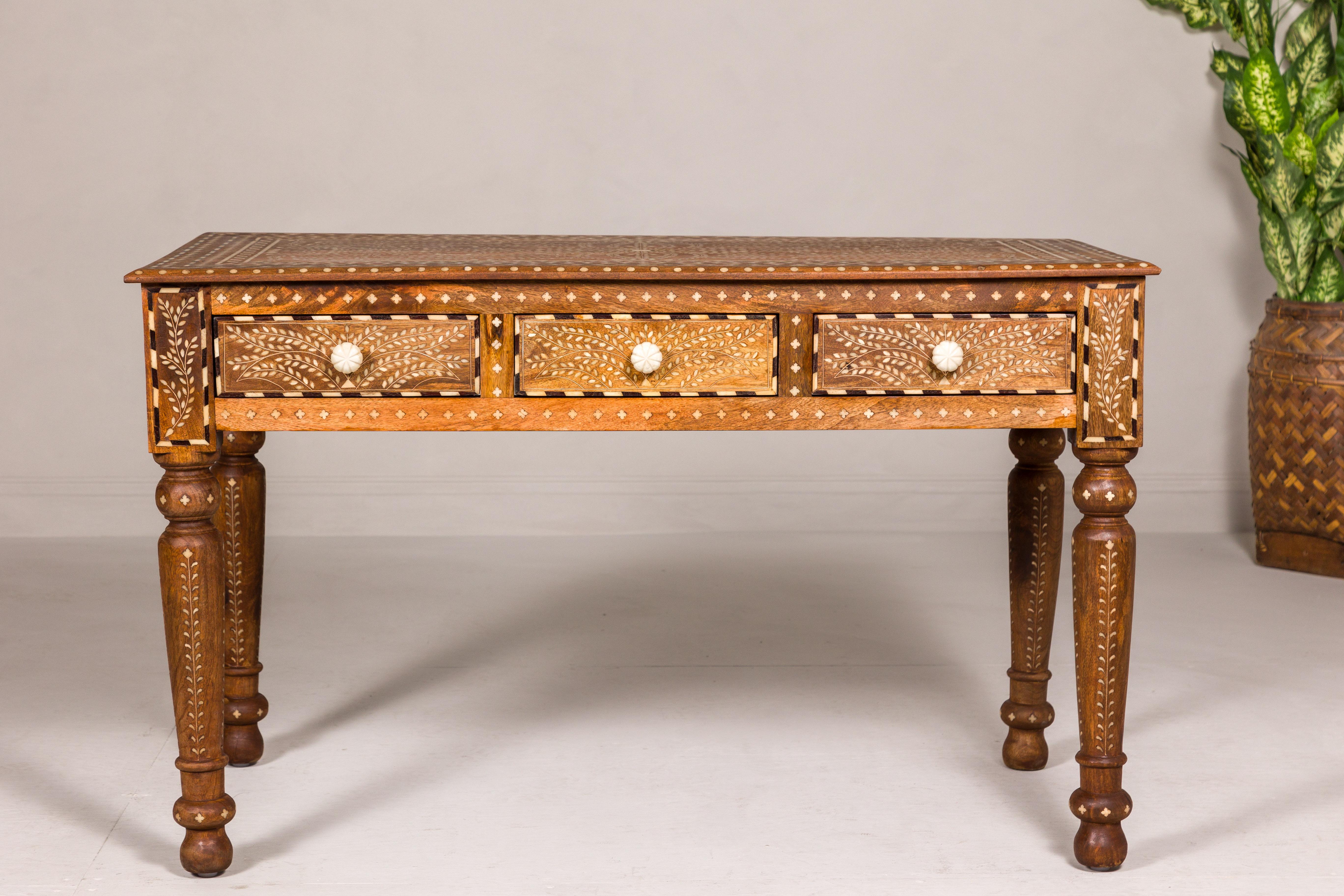 Anglo-indien Console ou bureau en bois de mango de style anglo-indien avec trois tiroirs et incrustation d'os en vente