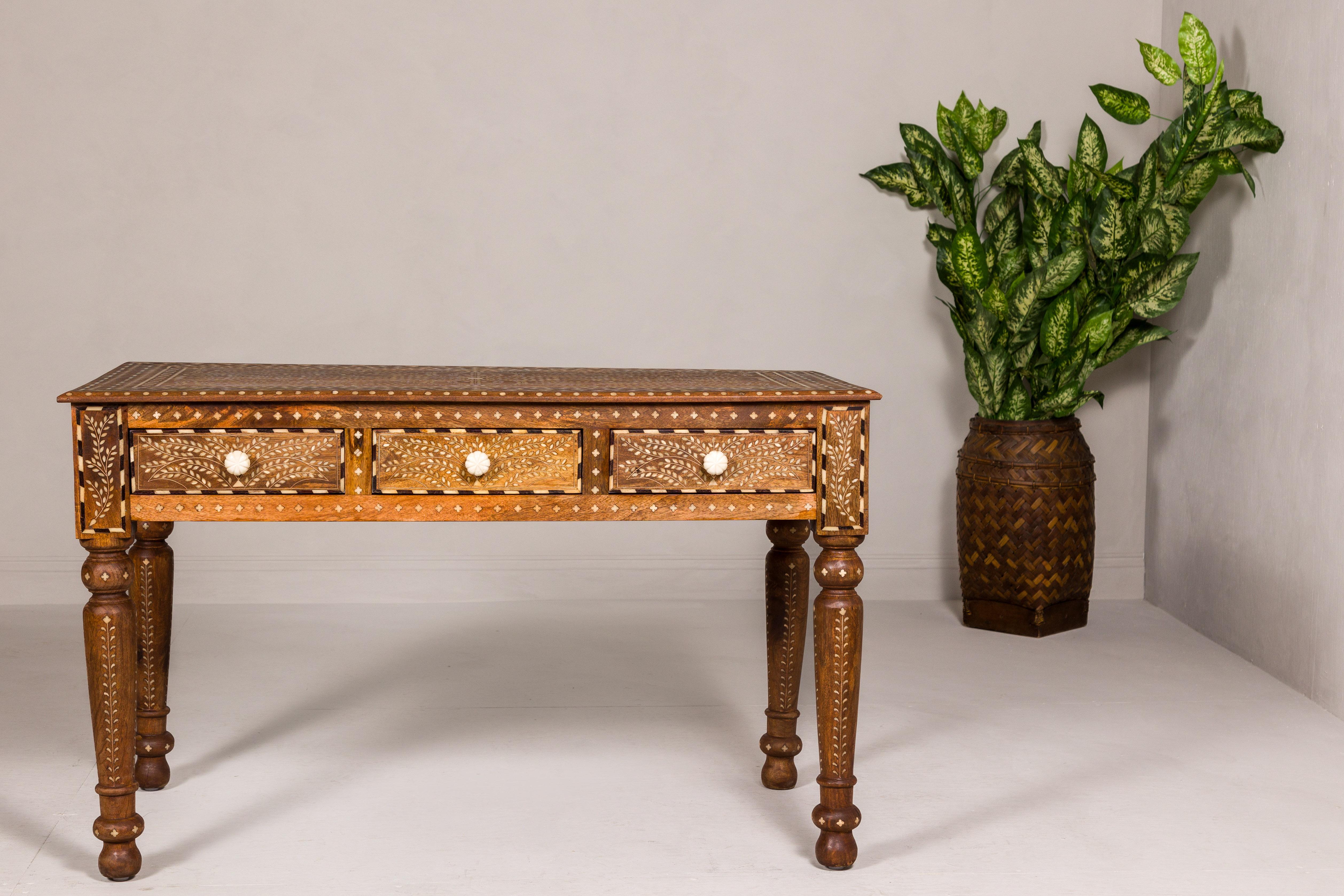 Konsole oder Schreibtisch aus Mangoholz im anglo-indischen Stil mit drei Schubladen und Knochenintarsien (Intarsie) im Angebot
