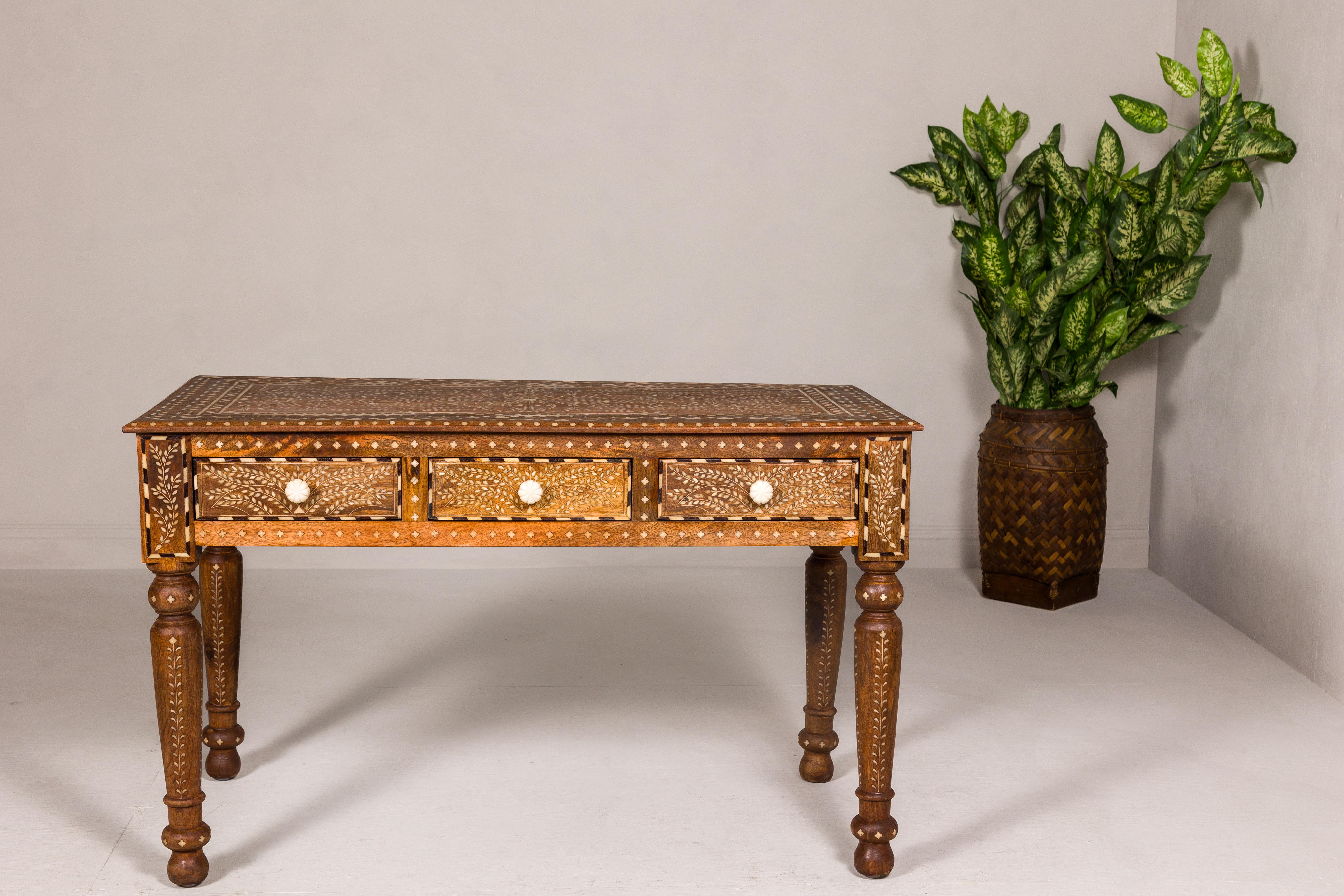 Console ou bureau en bois de mango de style anglo-indien avec trois tiroirs et incrustation d'os Excellent état - En vente à Yonkers, NY