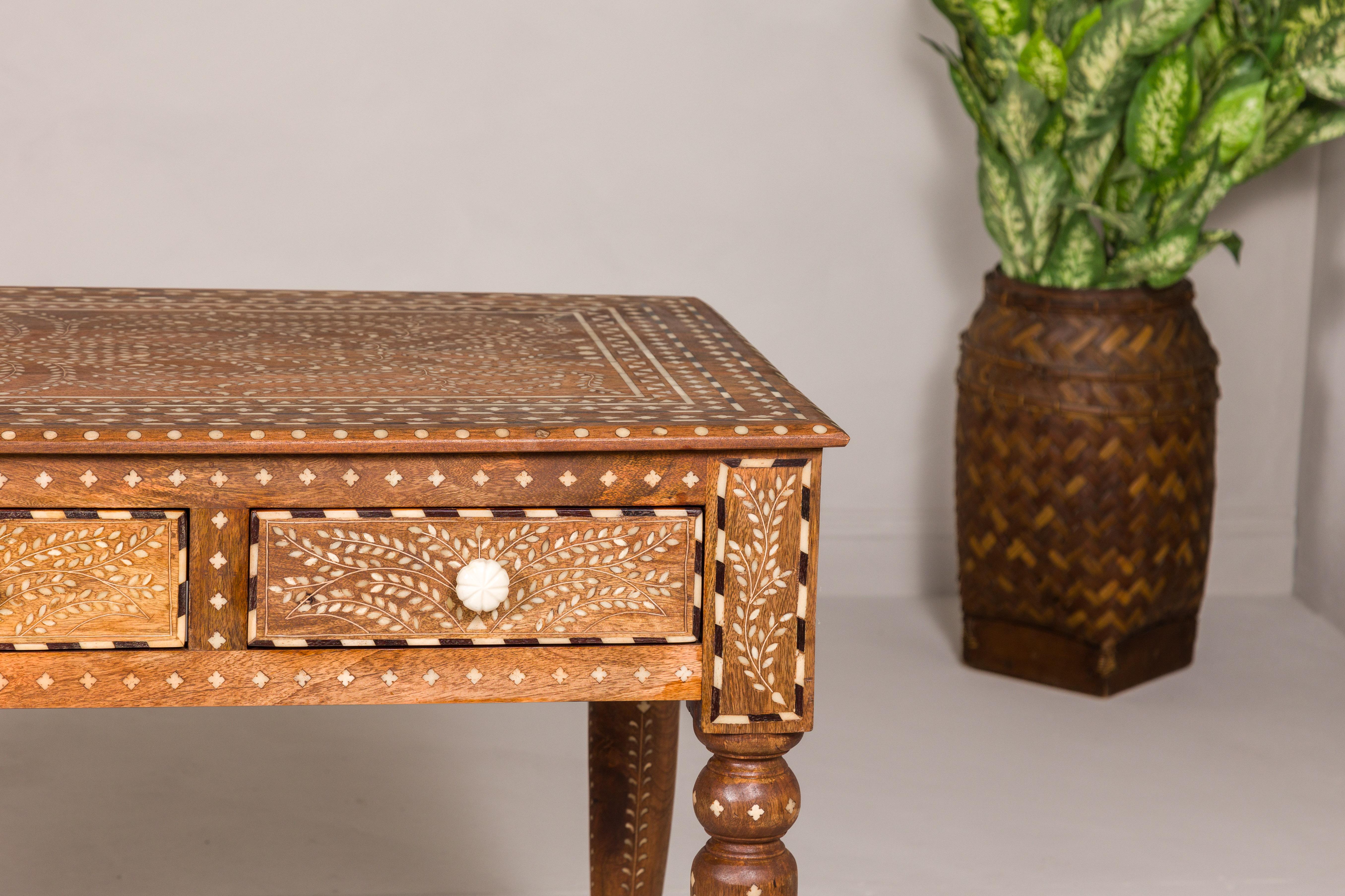 Os Console ou bureau en bois de mango de style anglo-indien avec trois tiroirs et incrustation d'os en vente