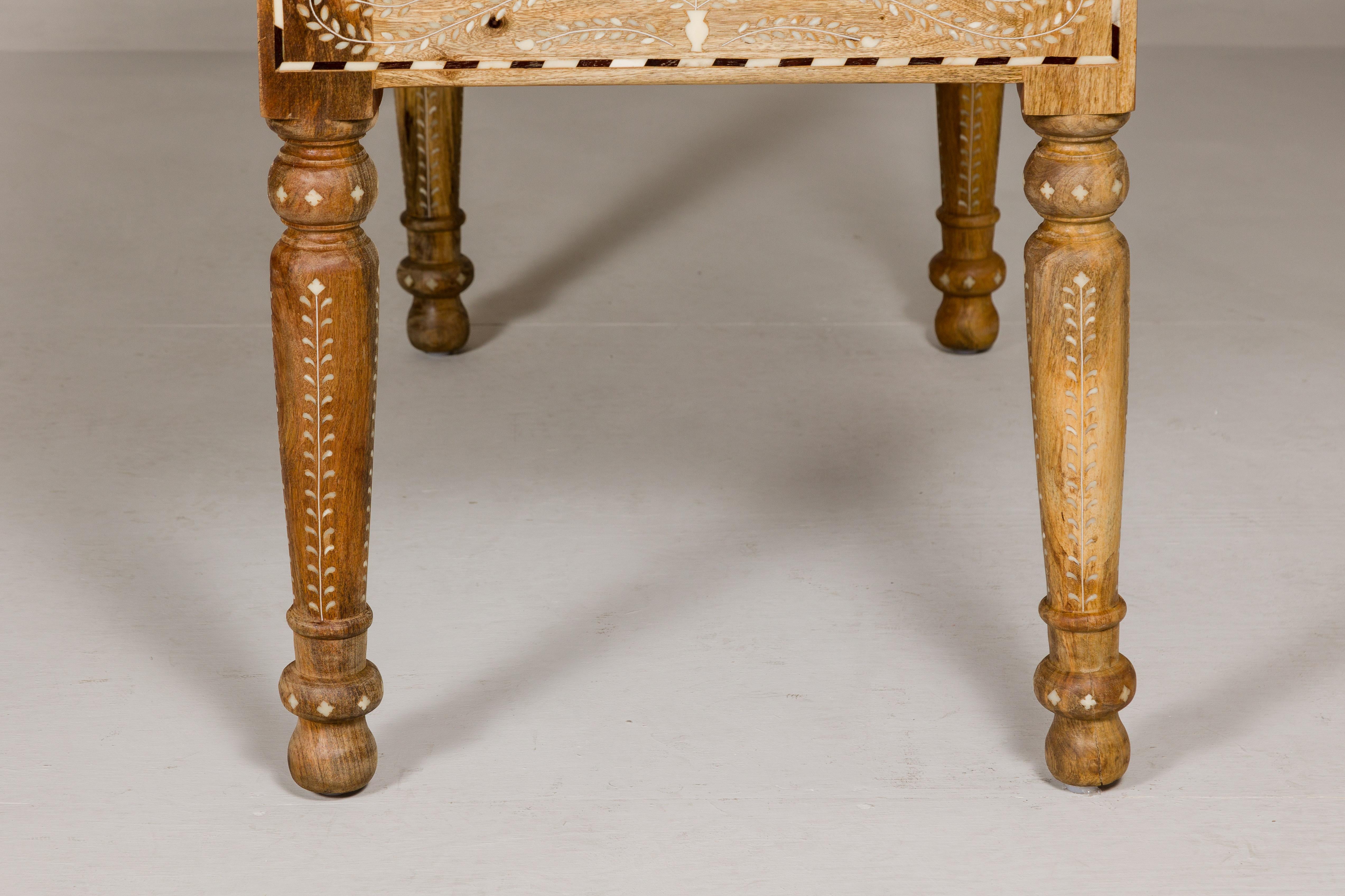 Bureau de style anglo-indien en bois de manguier avec tiroirs, incrustation d'os et patine claire en vente 11