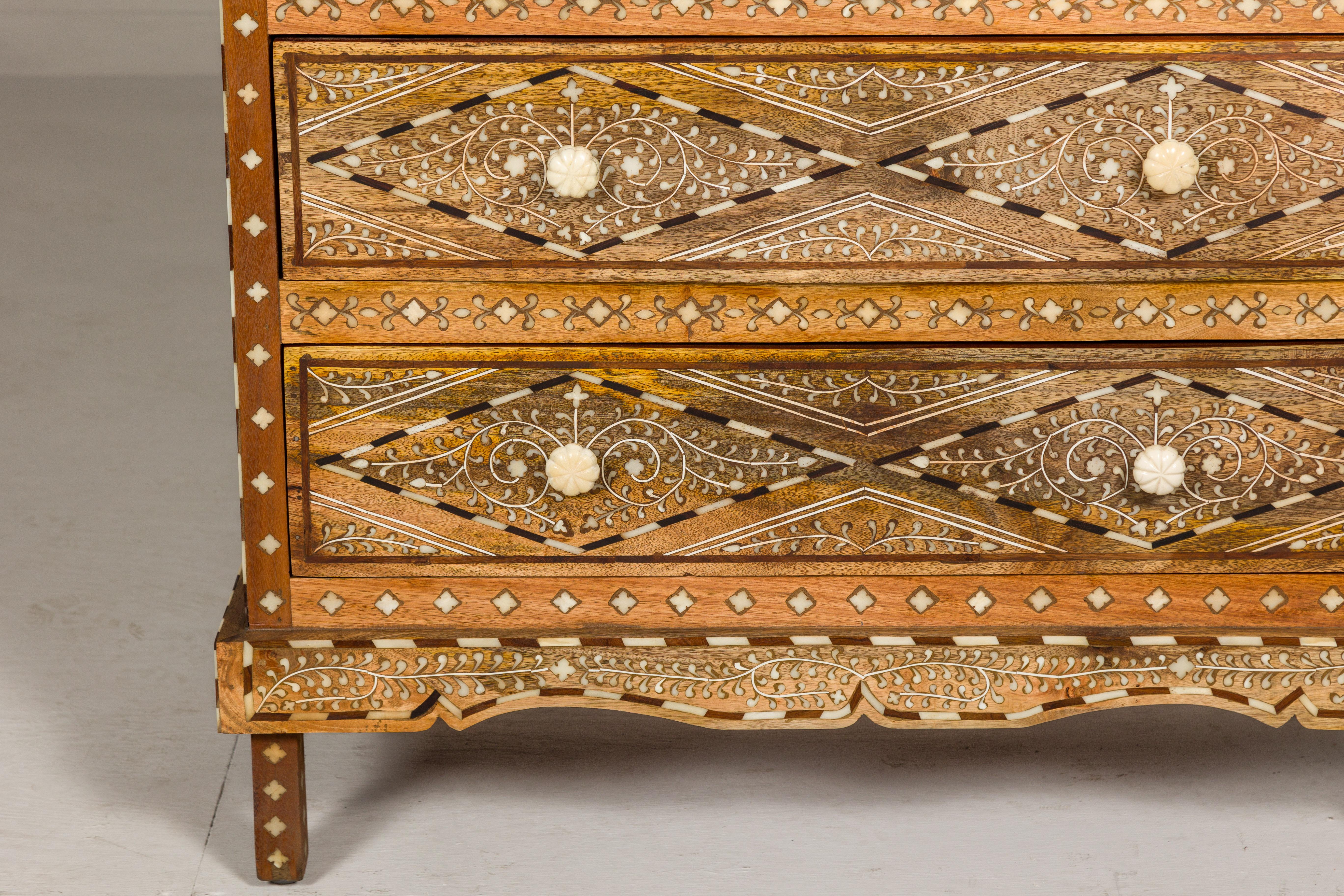 Anglo-Indian Style Mango Wood Four-Drawer Chest with Foliage Themed Bone Inlay In Excellent Condition For Sale In Yonkers, NY