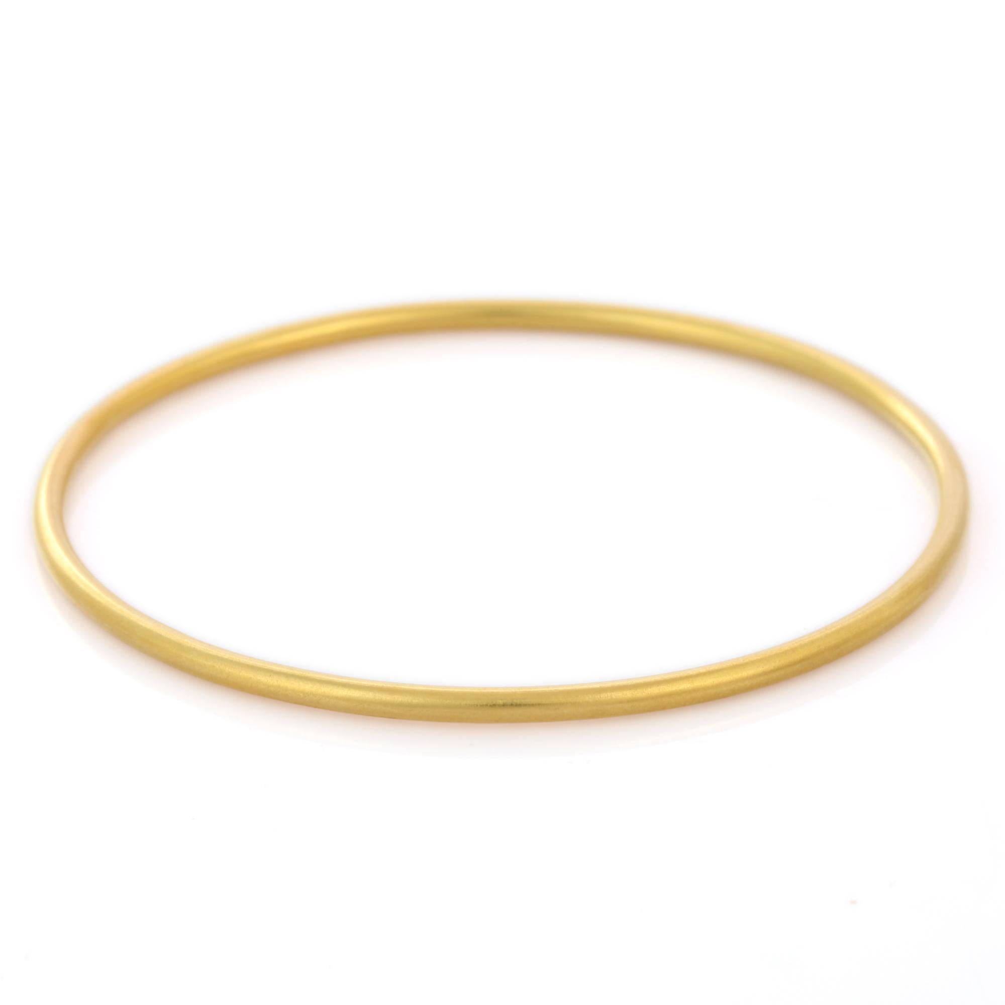 Anglo style Bangle in 18K Gold. It’s a great jewelry ornament to wear on occasions and at the same time works as a wonderful gift for your loved ones. These lovely statement pieces are perfect generation jewelry to pass on.
Bangles feel comfortable