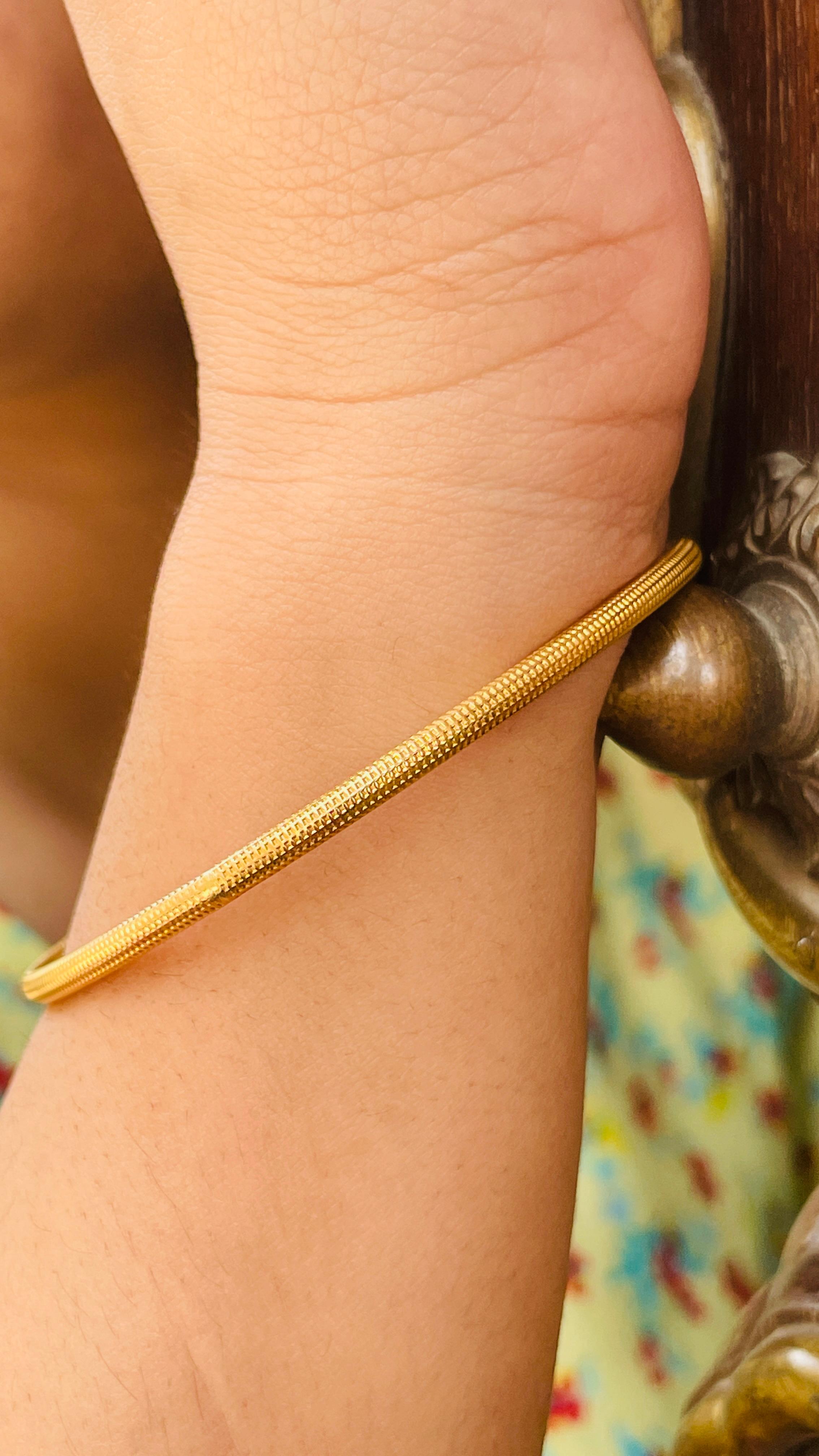 Anglo Indian Style Unisex Bangle in 18K Solid Yellow Gold In New Condition For Sale In Houston, TX