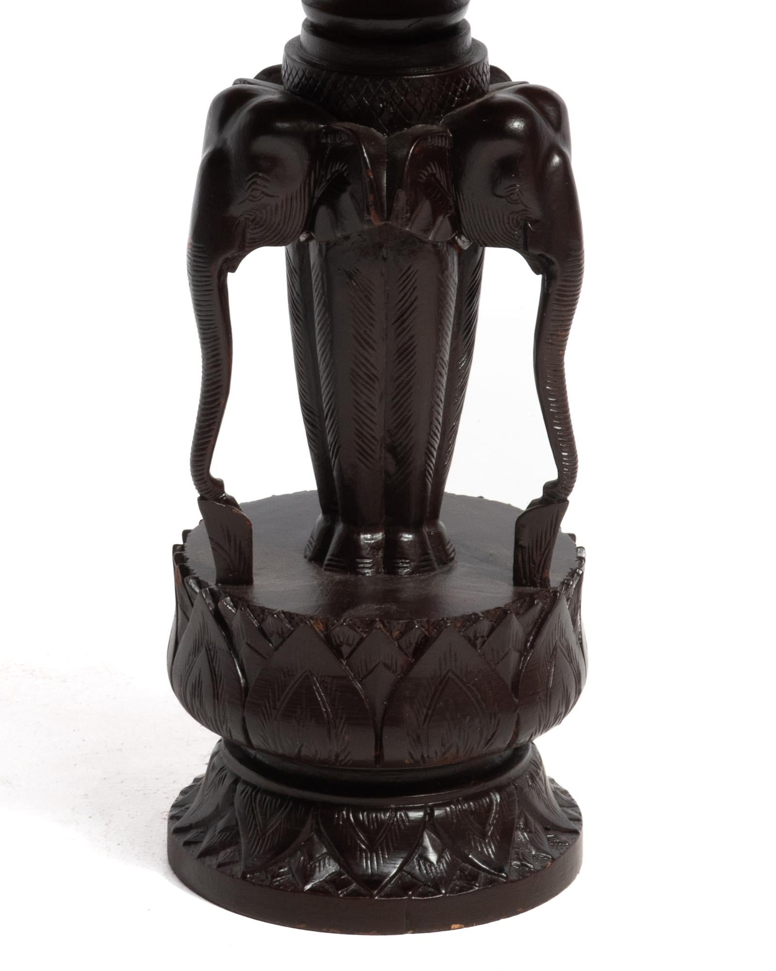 Table d'appoint en teck à lampe Lotus à éléphant Anglo-Indien Milieu du XXe siècle en vente 4