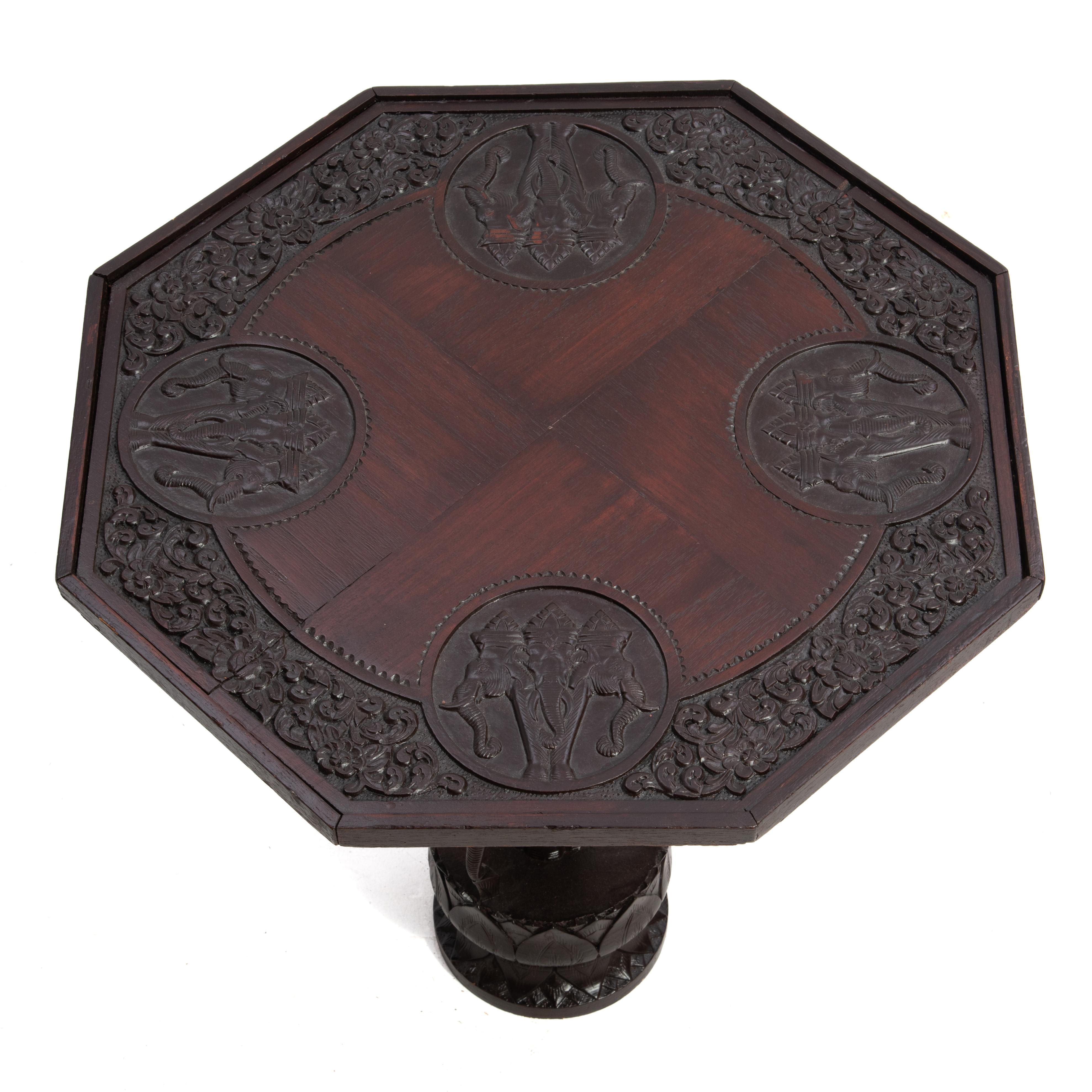 Table d'appoint en teck à lampe Lotus à éléphant Anglo-Indien Milieu du XXe siècle en vente 5
