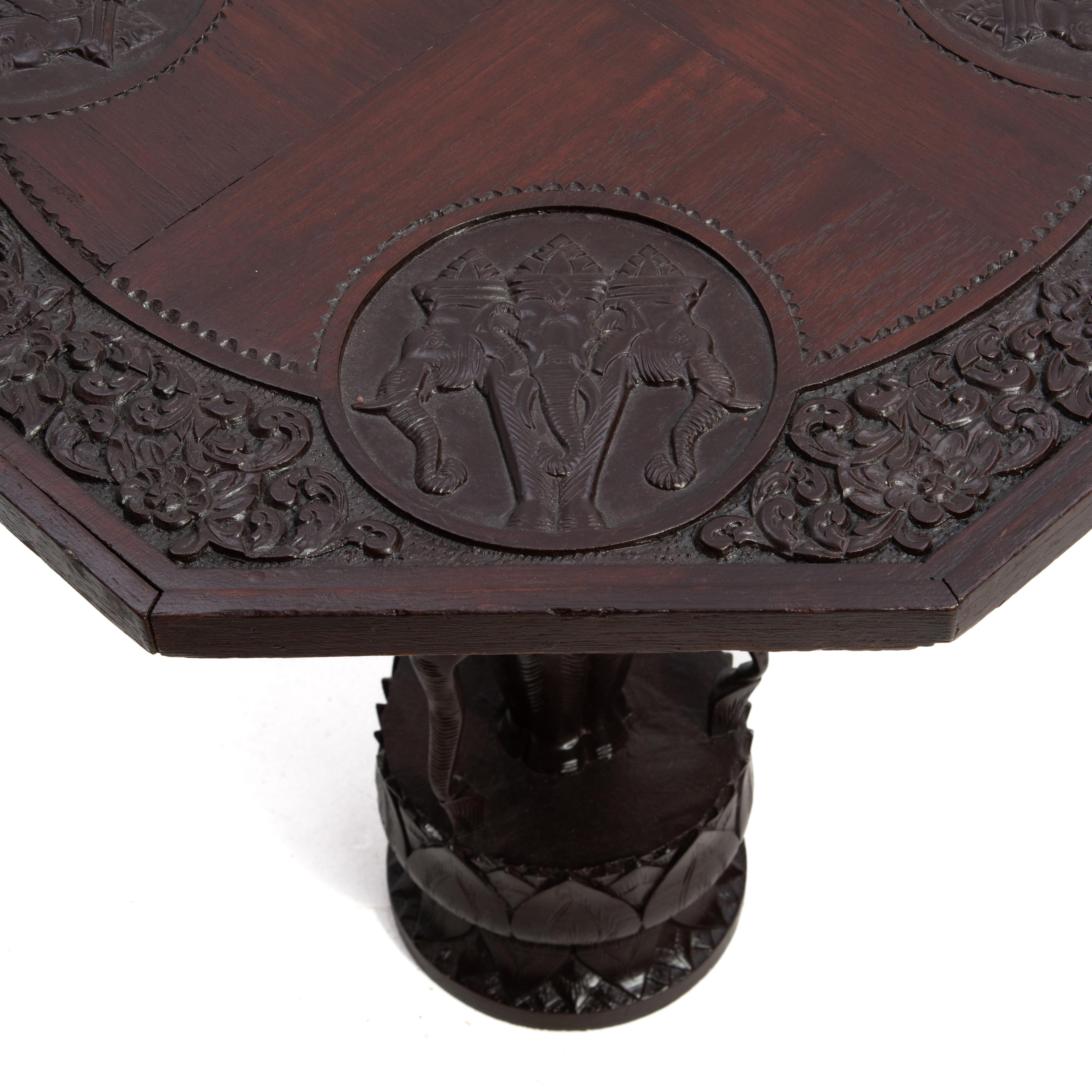Table d'appoint en teck à lampe Lotus à éléphant Anglo-Indien Milieu du XXe siècle en vente 6