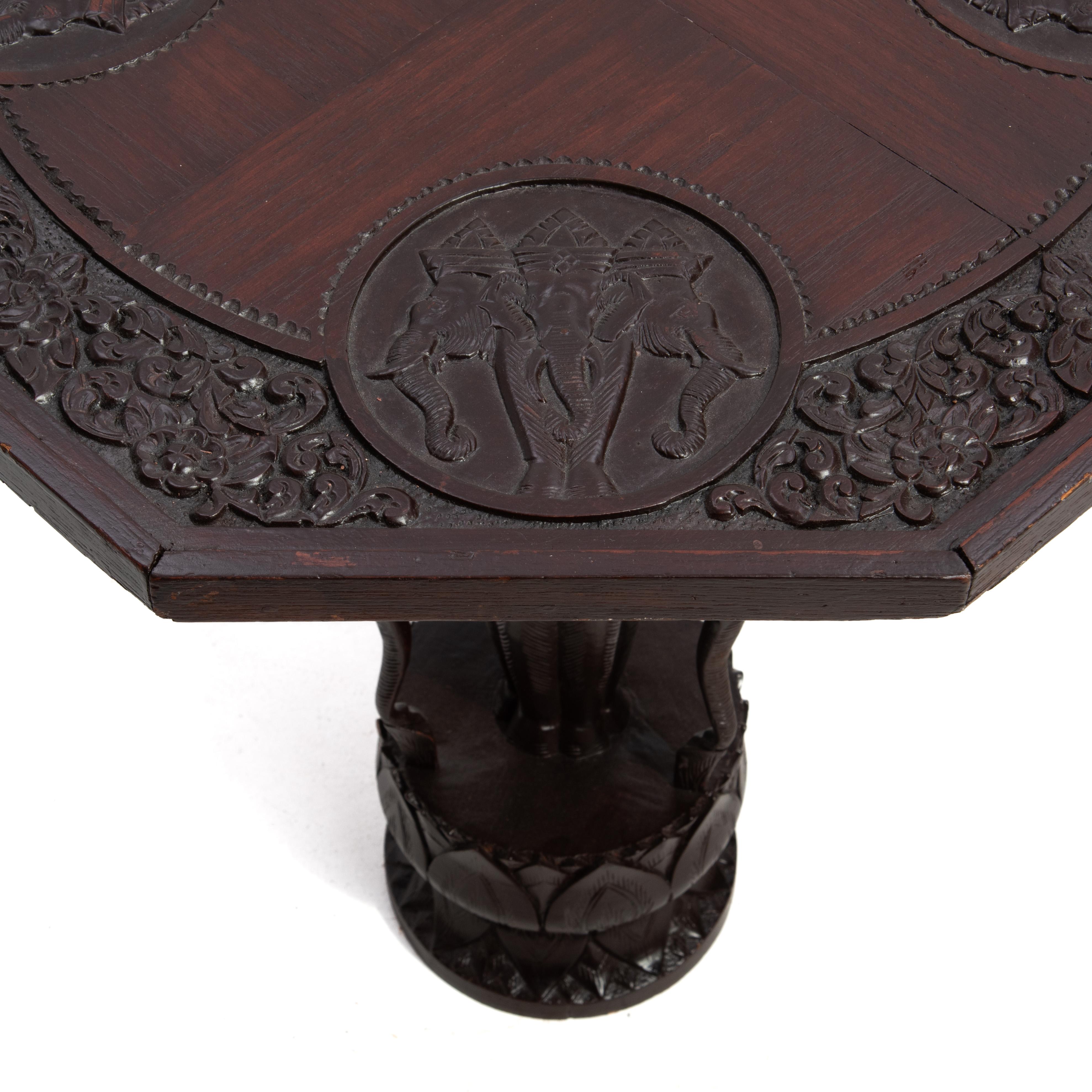 Table d'appoint en teck à lampe Lotus à éléphant Anglo-Indien Milieu du XXe siècle en vente 7
