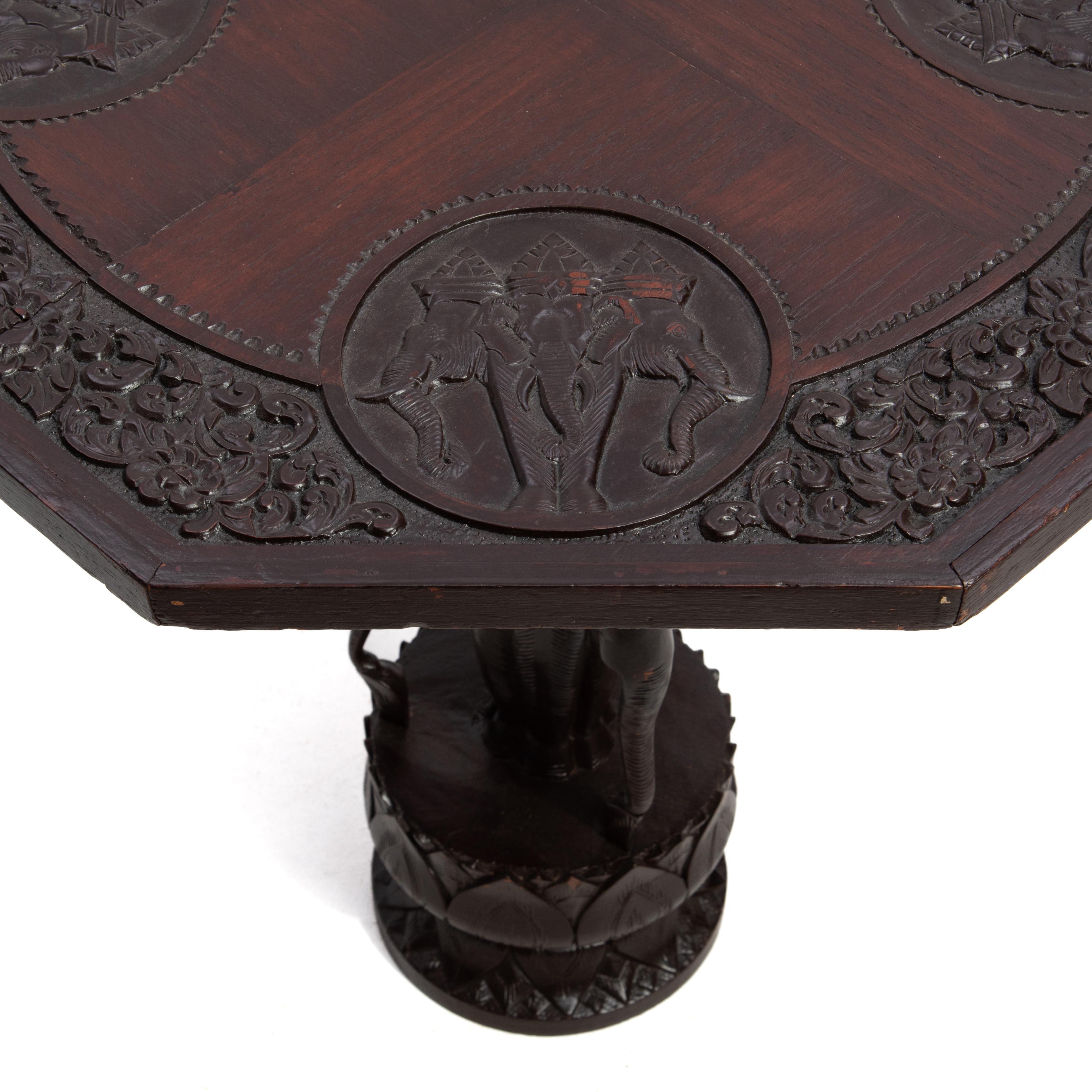 Table d'appoint en teck à lampe Lotus à éléphant Anglo-Indien Milieu du XXe siècle en vente 8