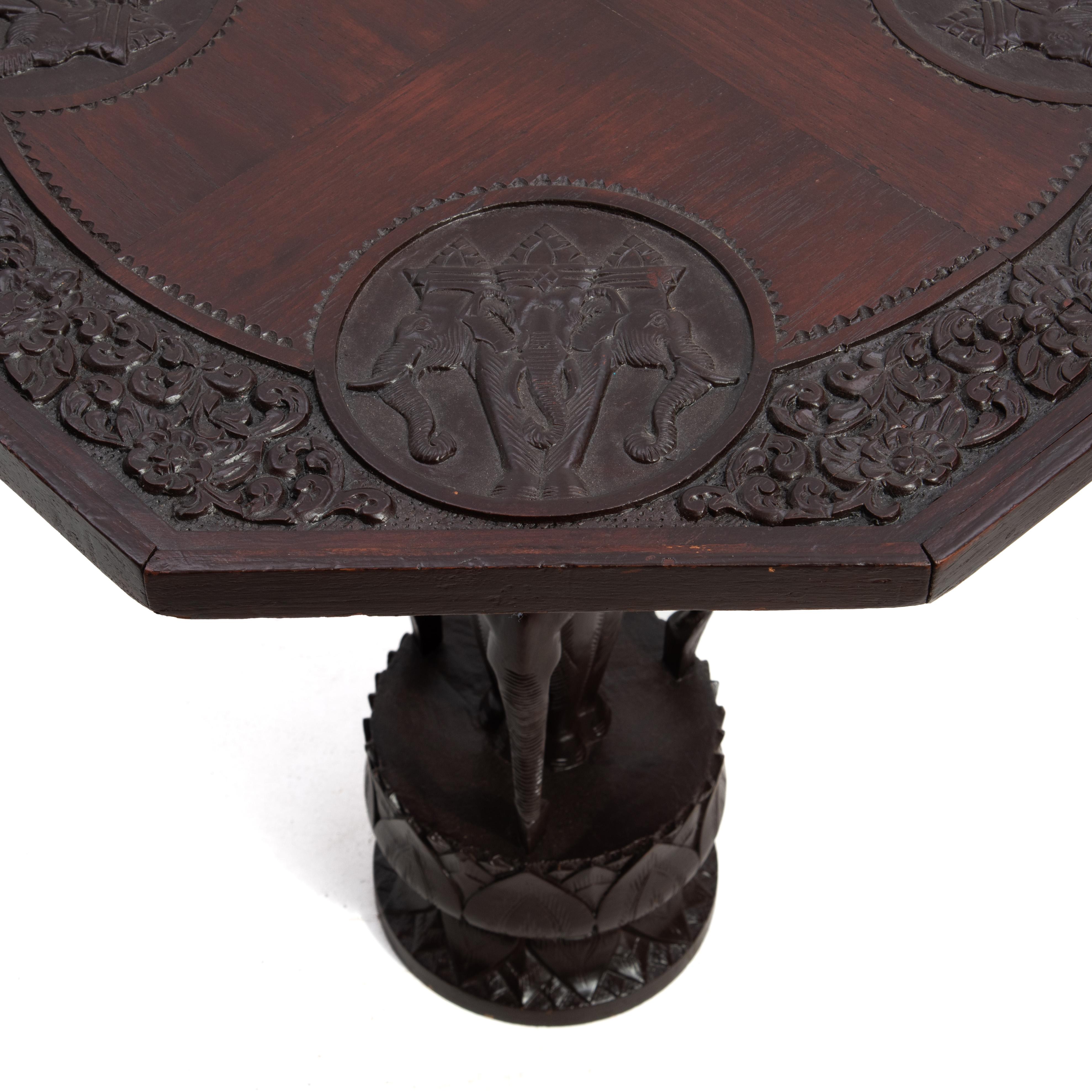 Table d'appoint en teck à lampe Lotus à éléphant Anglo-Indien Milieu du XXe siècle en vente 9