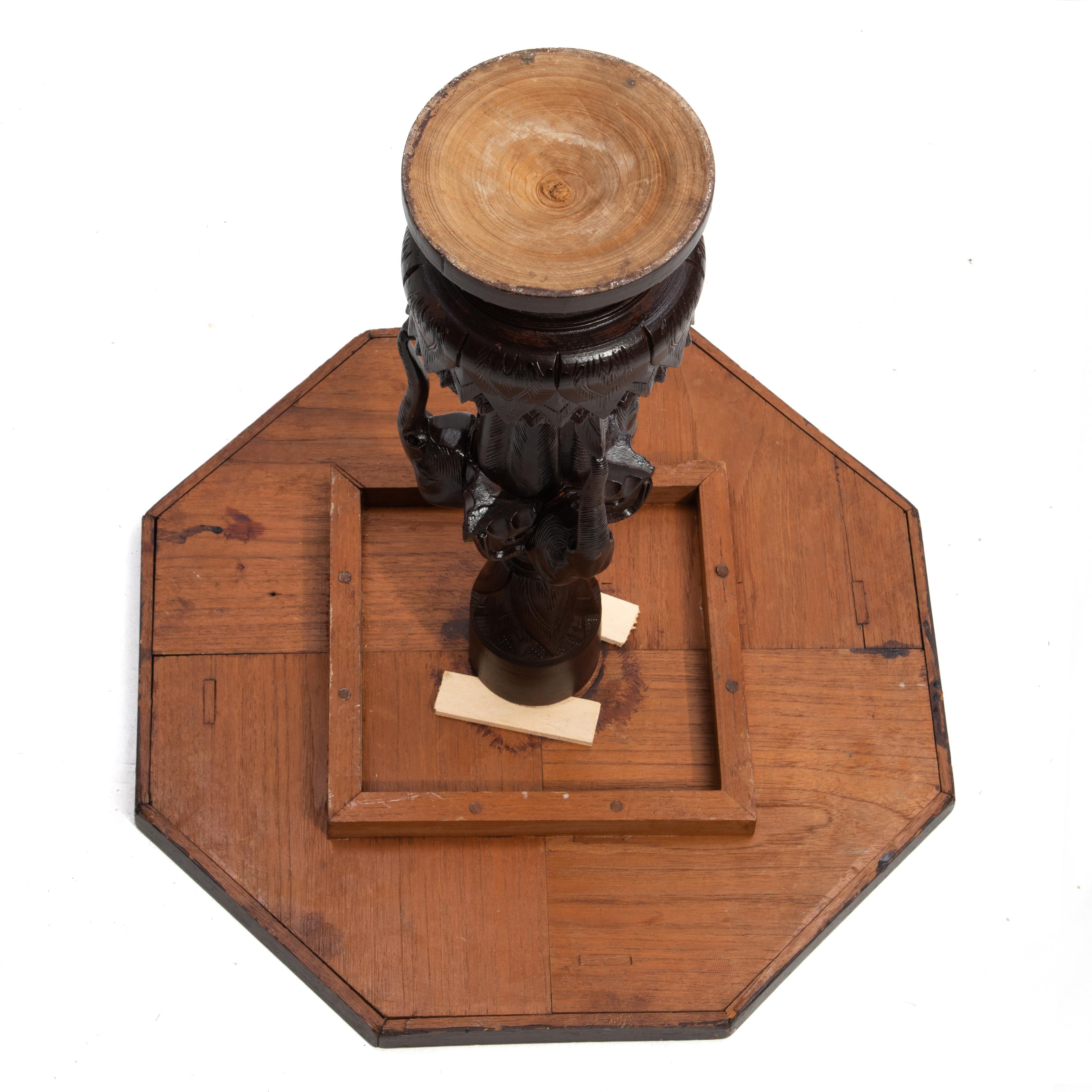Table d'appoint en teck à lampe Lotus à éléphant Anglo-Indien Milieu du XXe siècle en vente 10
