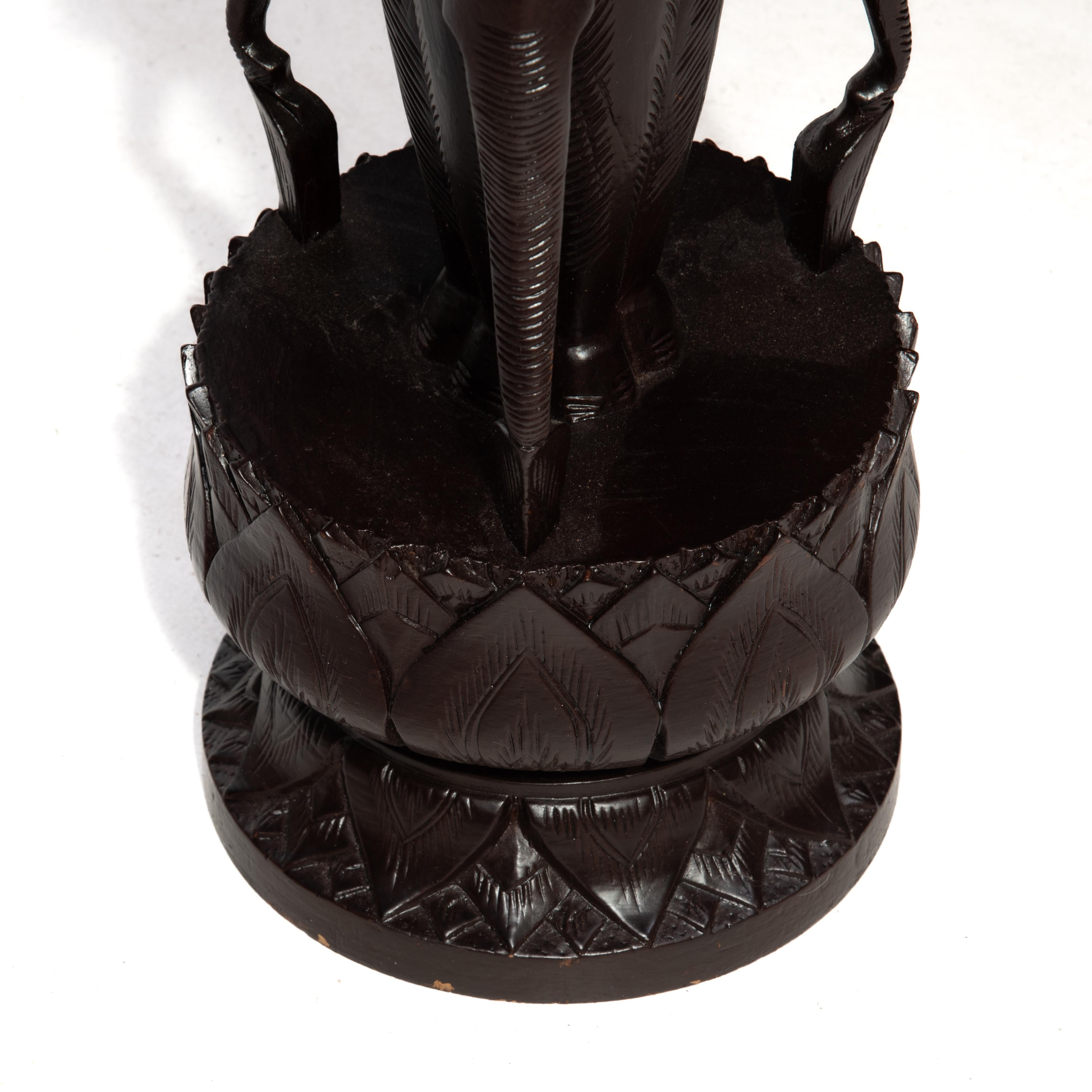 Table d'appoint en teck à lampe Lotus à éléphant Anglo-Indien Milieu du XXe siècle en vente 11