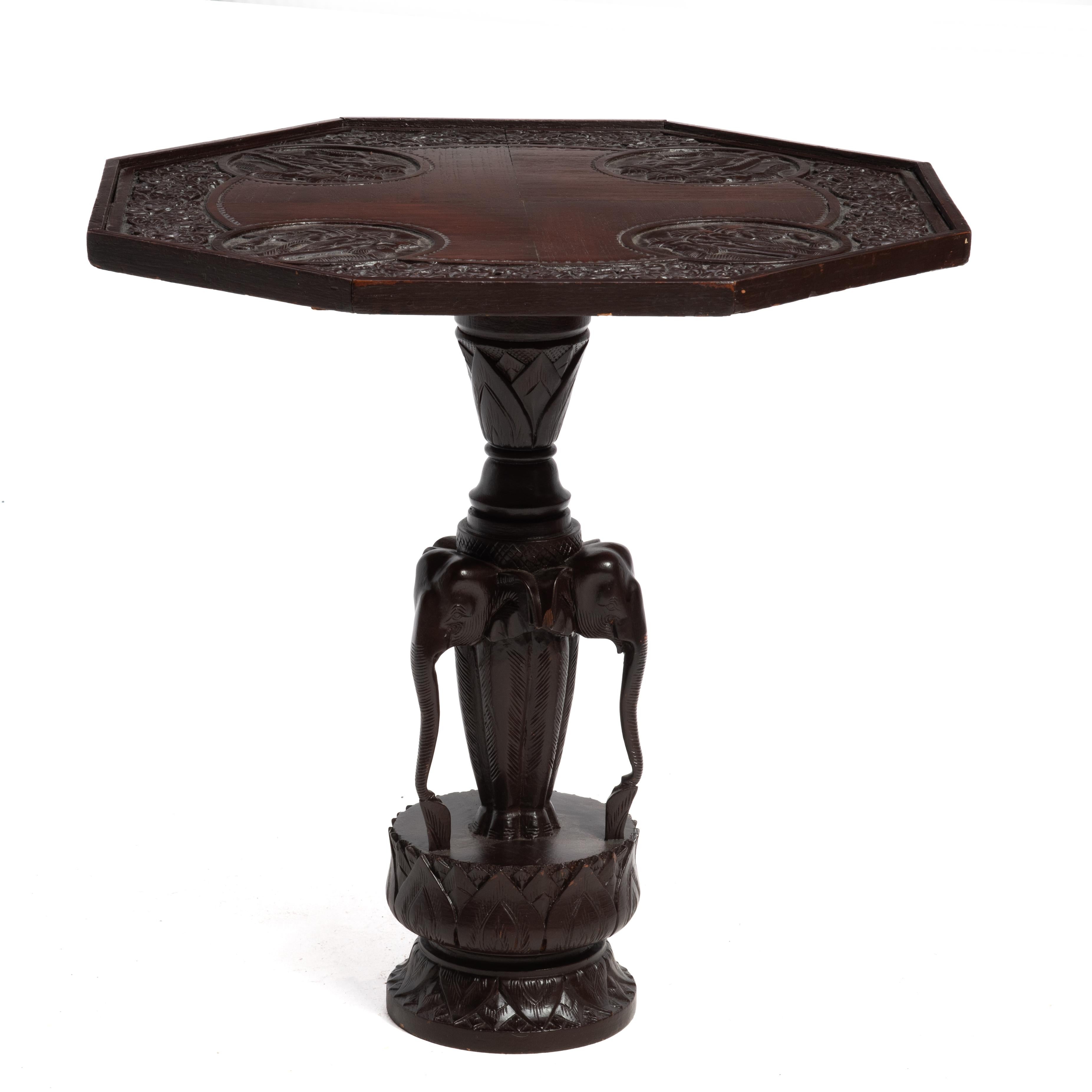 Anglo-indien Table d'appoint en teck à lampe Lotus à éléphant Anglo-Indien Milieu du XXe siècle en vente