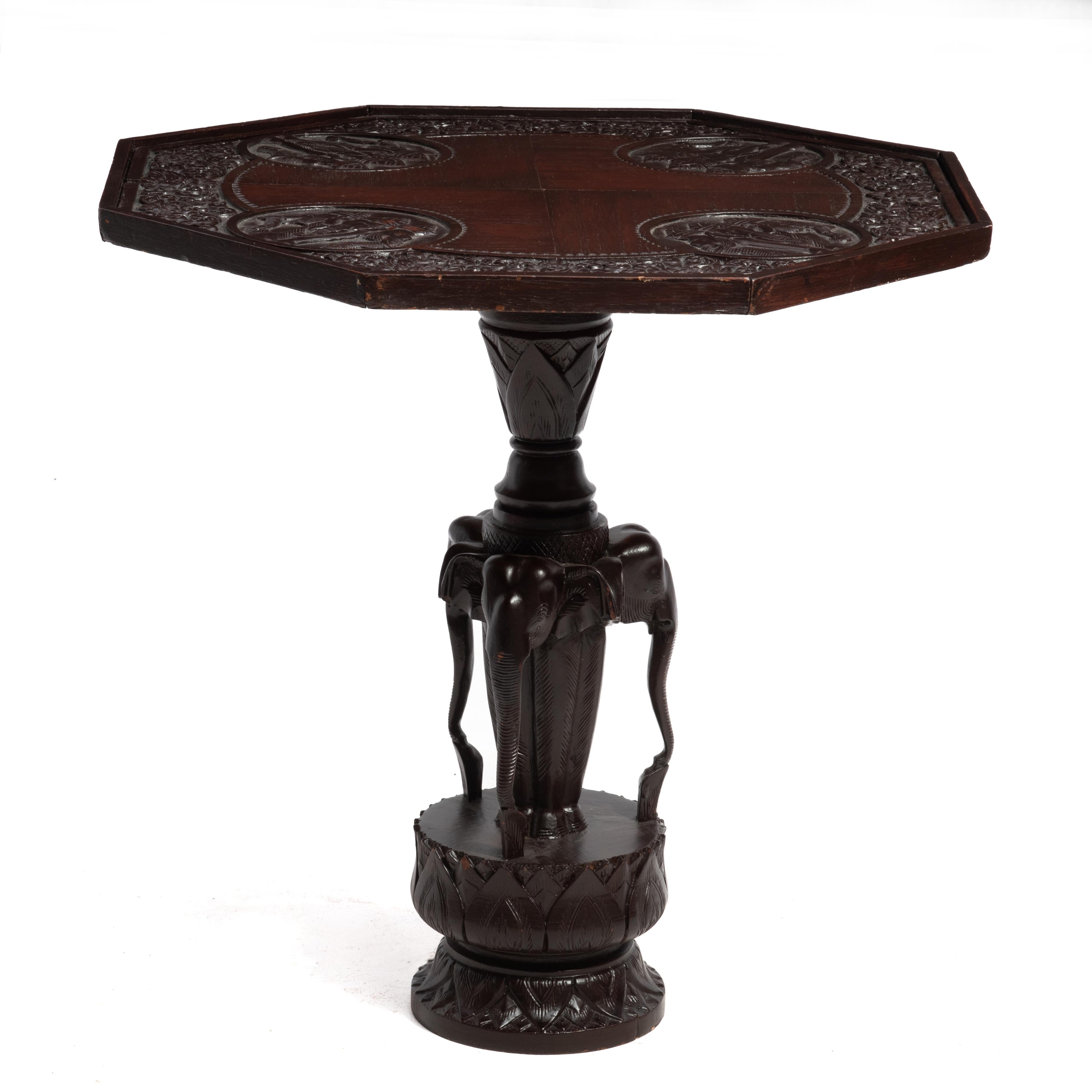 Table d'appoint en teck à lampe Lotus à éléphant Anglo-Indien Milieu du XXe siècle Bon état - En vente à Forest Grove, PA