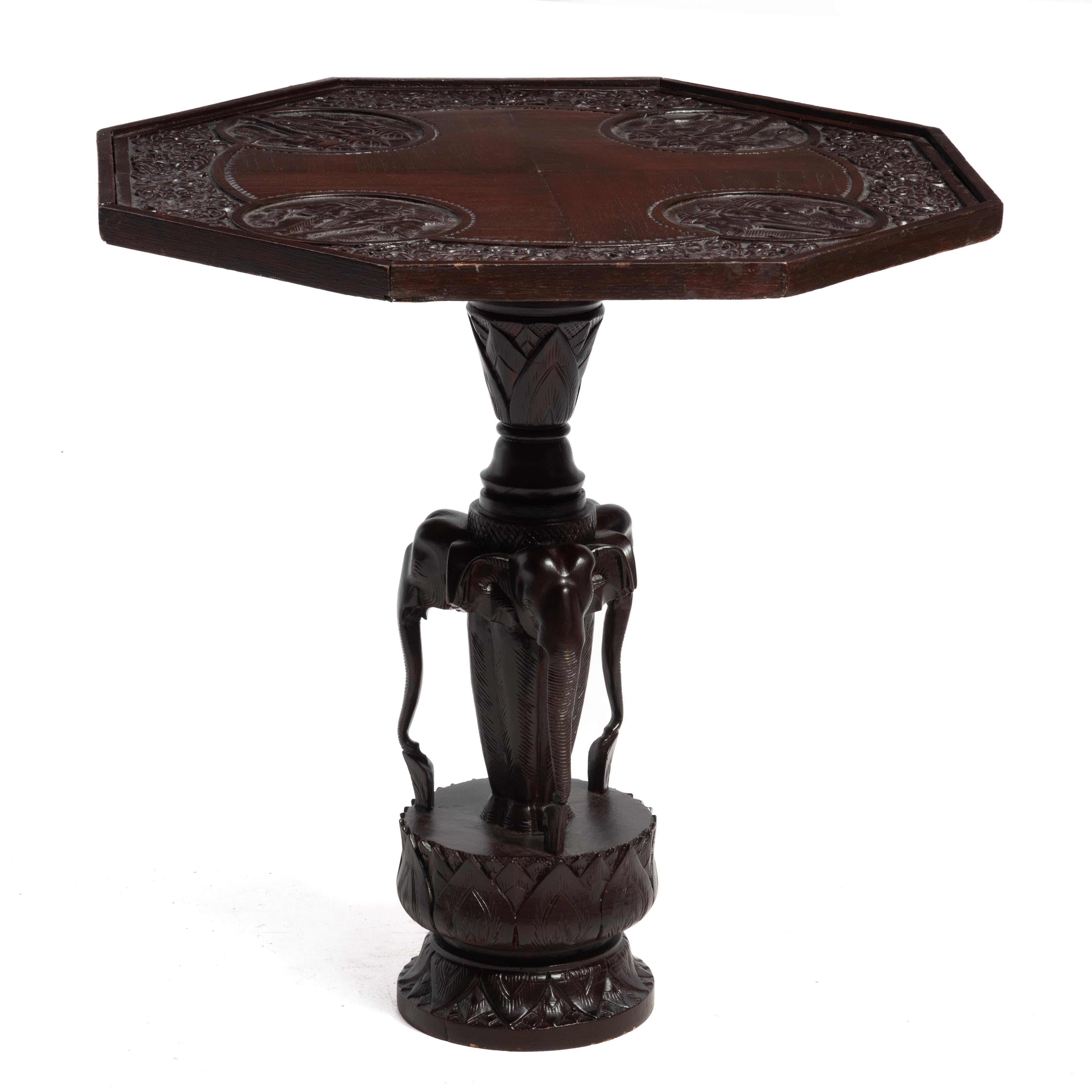 Teck Table d'appoint en teck à lampe Lotus à éléphant Anglo-Indien Milieu du XXe siècle en vente