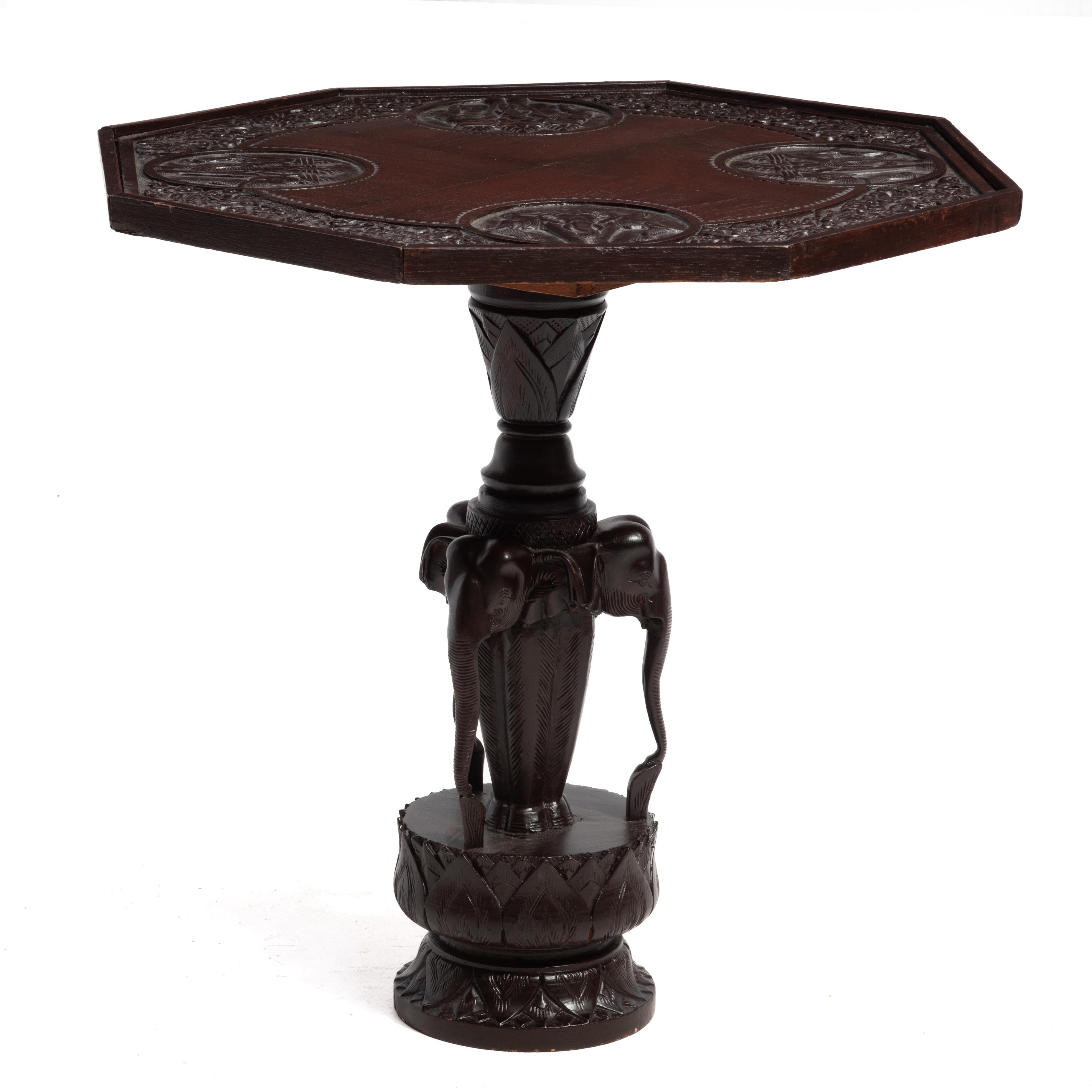 Table d'appoint en teck à lampe Lotus à éléphant Anglo-Indien Milieu du XXe siècle en vente 1
