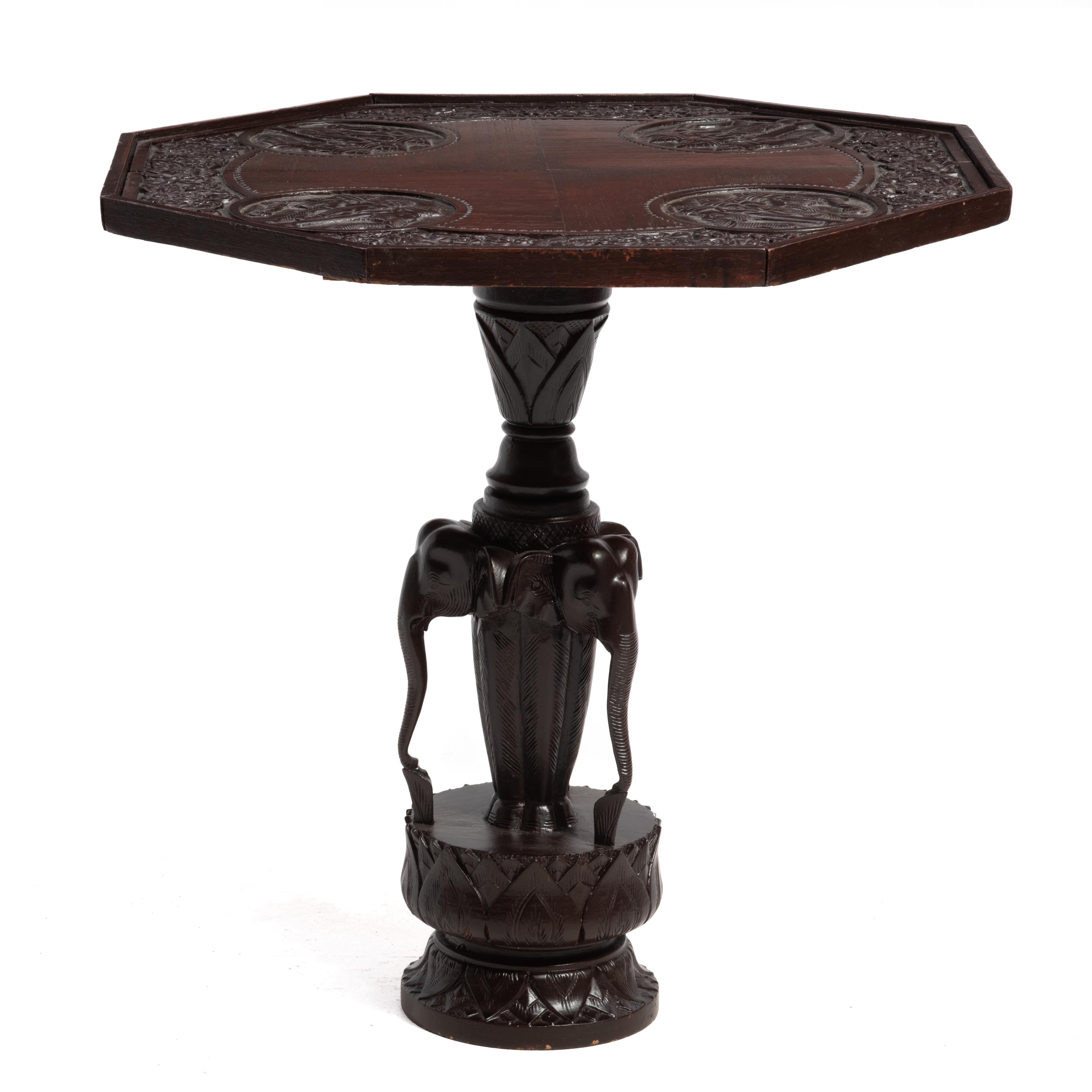 Table d'appoint en teck à lampe Lotus à éléphant Anglo-Indien Milieu du XXe siècle en vente 2
