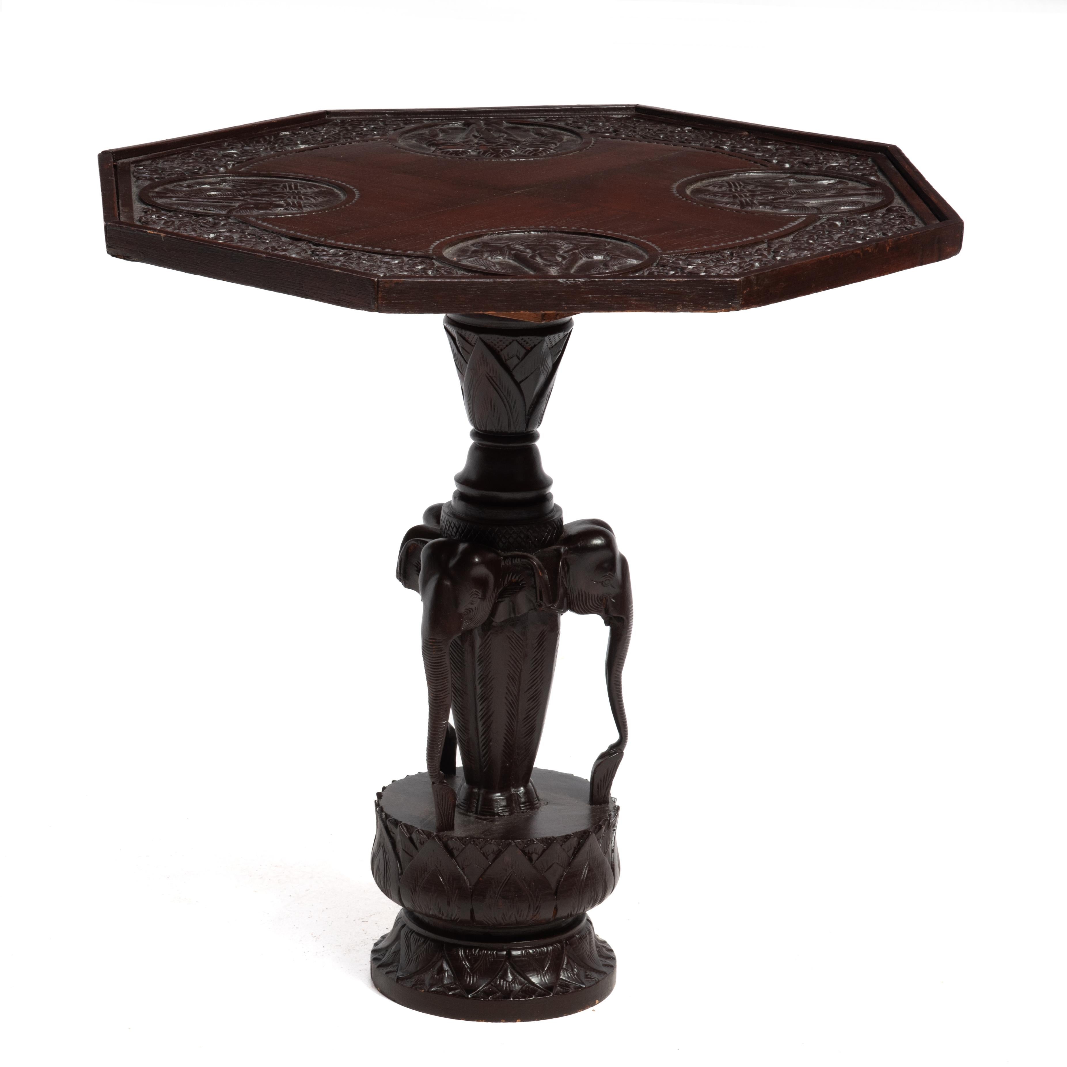 Table d'appoint en teck à lampe Lotus à éléphant Anglo-Indien Milieu du XXe siècle en vente 3