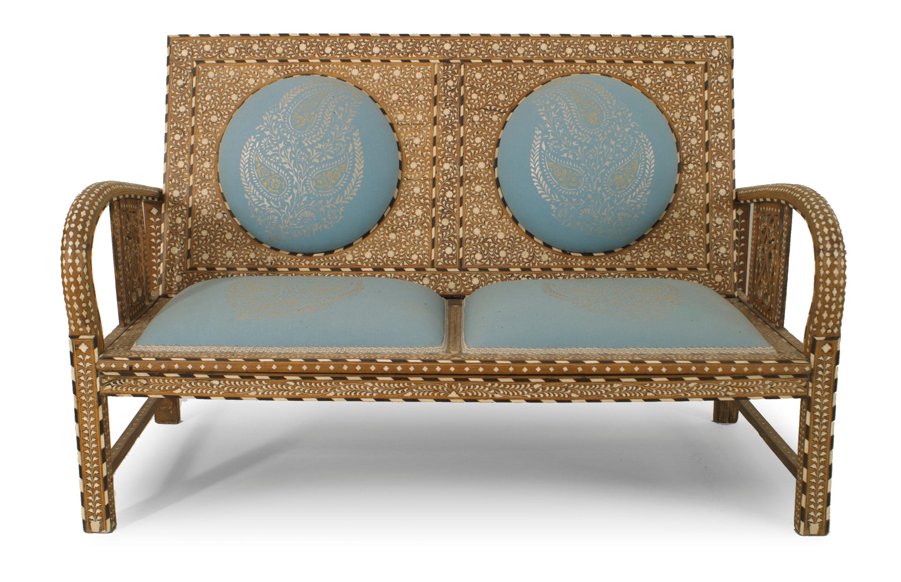 Poltrona anglo-indiana (XIX-XX secolo) in teak con design intarsiato in osso con 2 pannelli rotondi blu imbottiti per la seduta e lo schienale e pannelli laterali dei braccioli in filigrana.