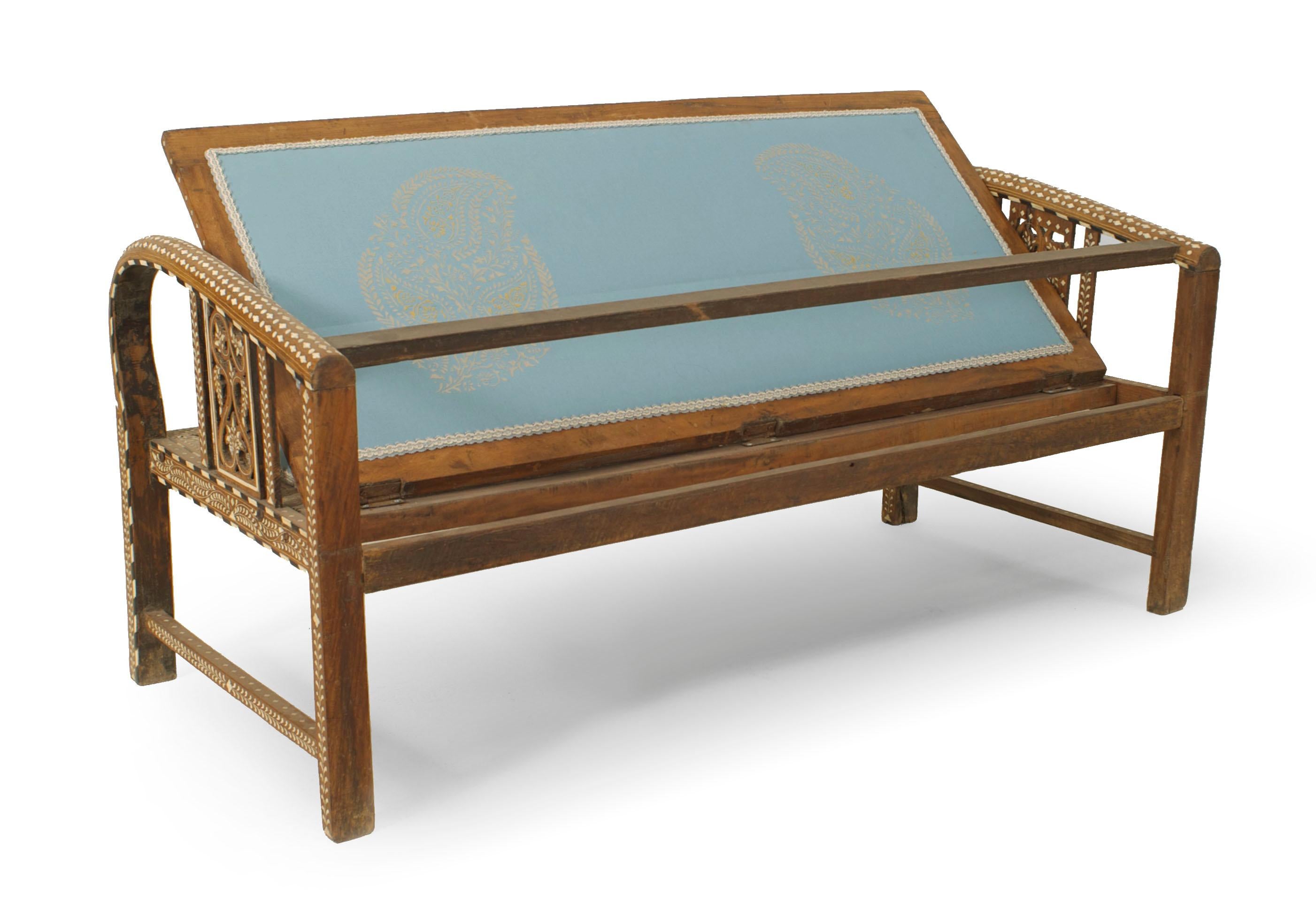 Inglese Poltrona imbottita con intarsi in teak anglo-indiano in vendita