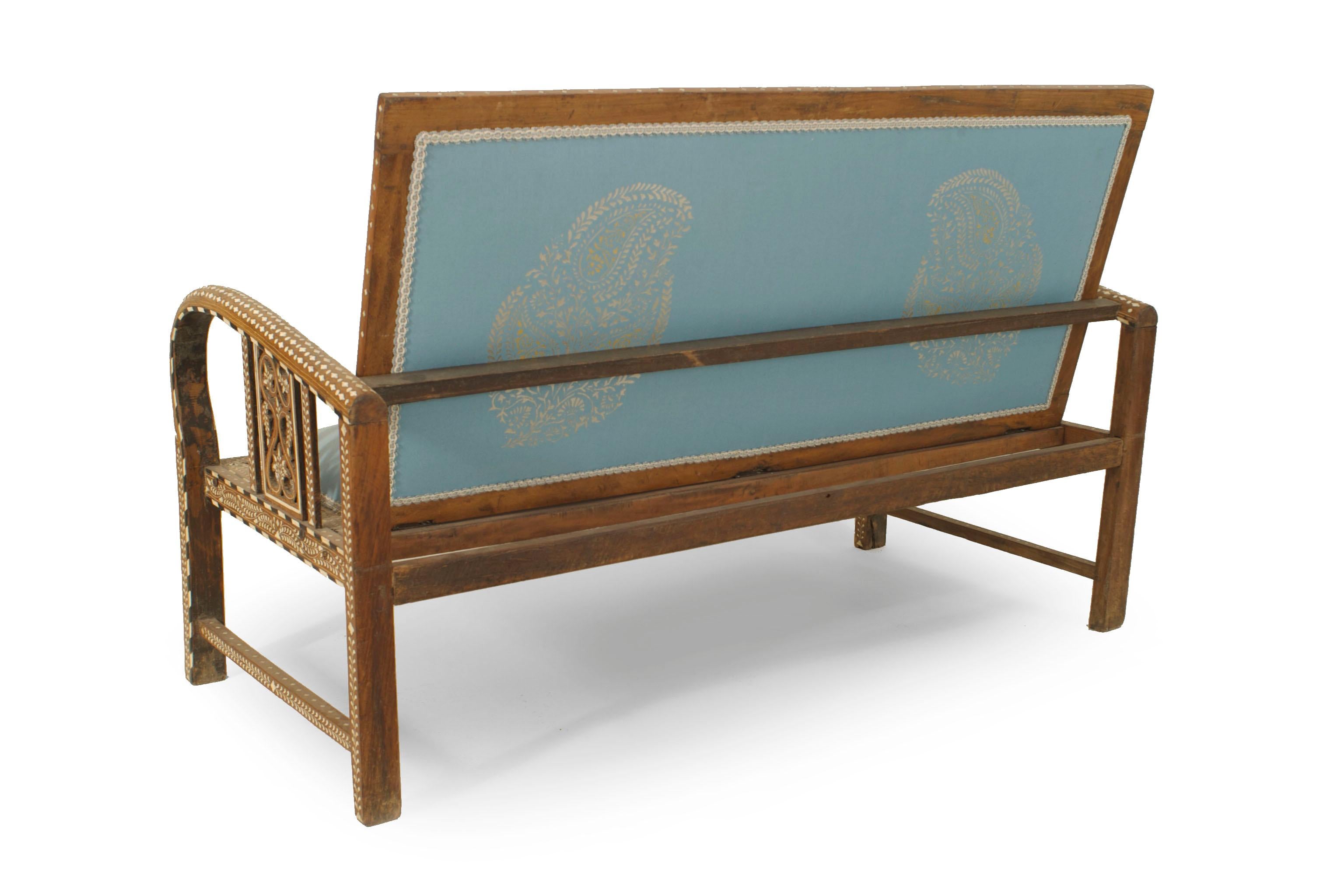 Poltrona imbottita con intarsi in teak anglo-indiano In condizioni buone in vendita a Queens, NY