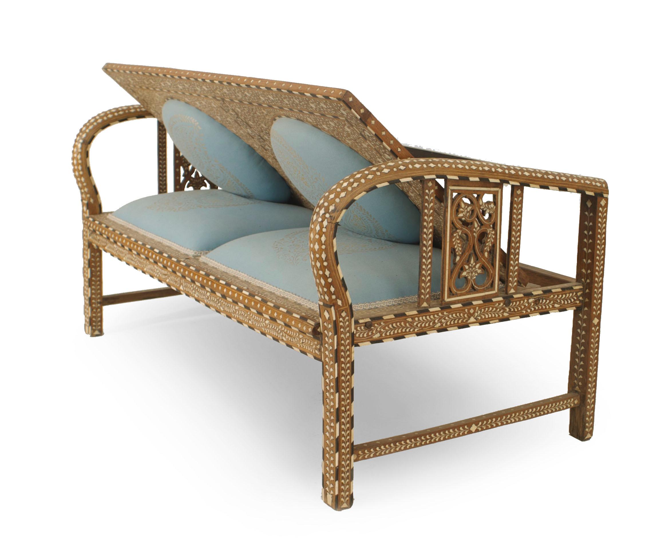 XIX secolo Poltrona imbottita con intarsi in teak anglo-indiano in vendita