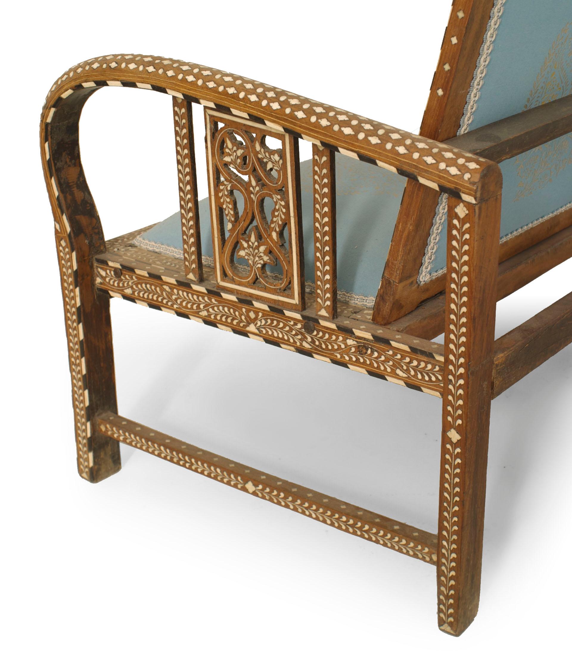 Osso Poltrona imbottita con intarsi in teak anglo-indiano in vendita