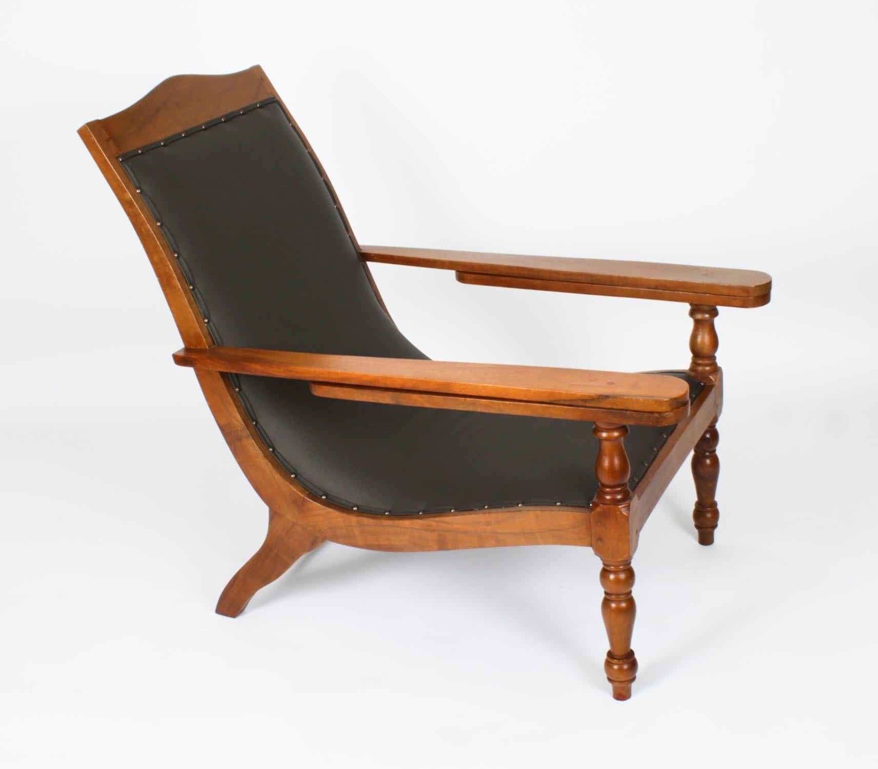 Superbe chaise de planteur en teck d'origine anglo-indienne avec accoudoirs, datant de 1890 environ.

Fabriqué à la main en teck avec une forme élégante, il a été rechampi en cuir marron foncé avec des clous en laiton. Il s'agit d'une construction à