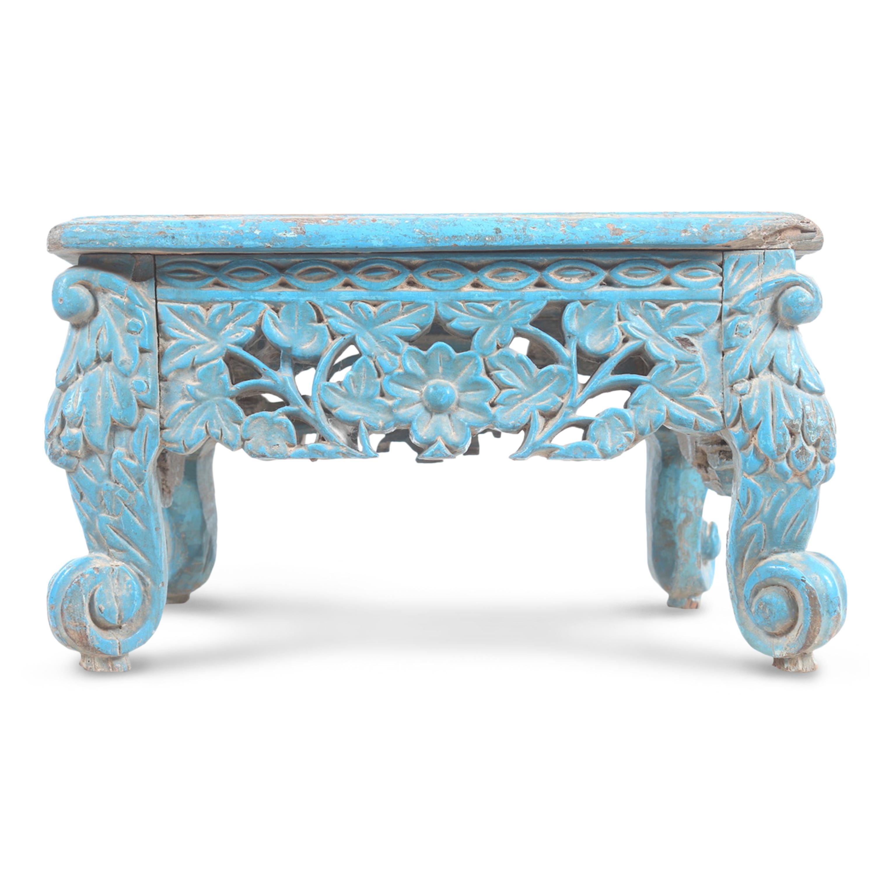 Table/tabouret unique en bois de teck sculpté anglo-indien. Sa peinture bleue d'origine, ses détails exceptionnellement sculptés et sa patine vieillie confèrent à cette pièce une personnalité distincte.