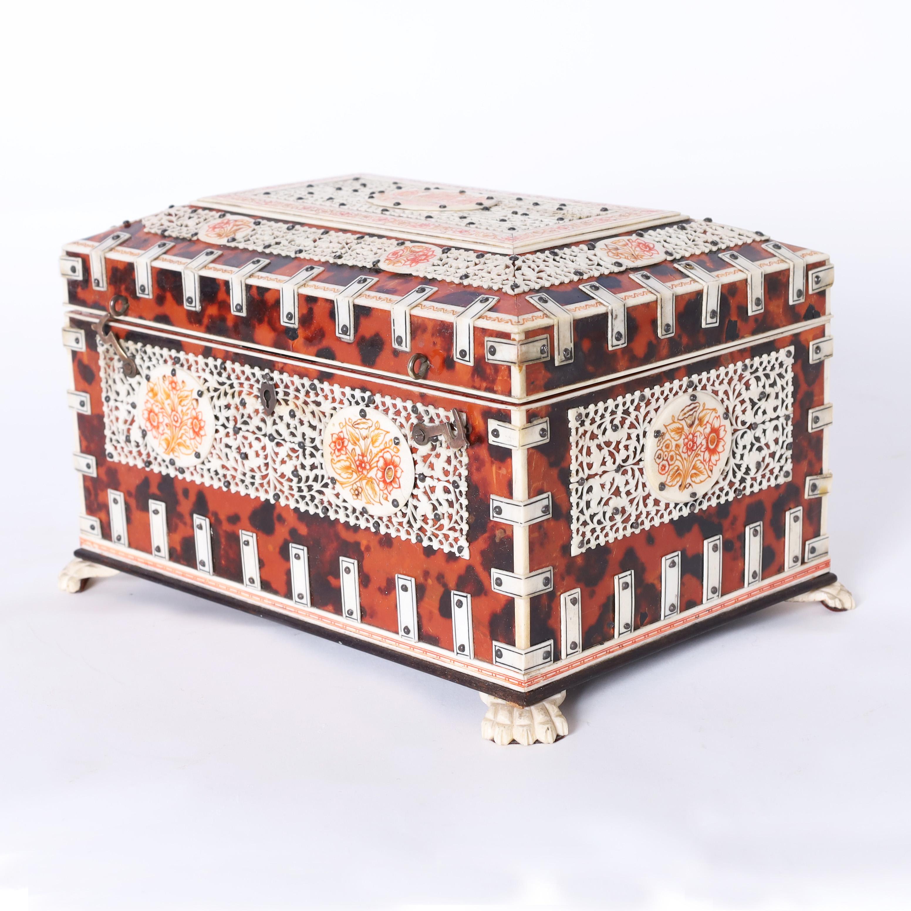 Anglo-indische Schachtel aus Schildpatt und Knochen (Indisch) im Angebot