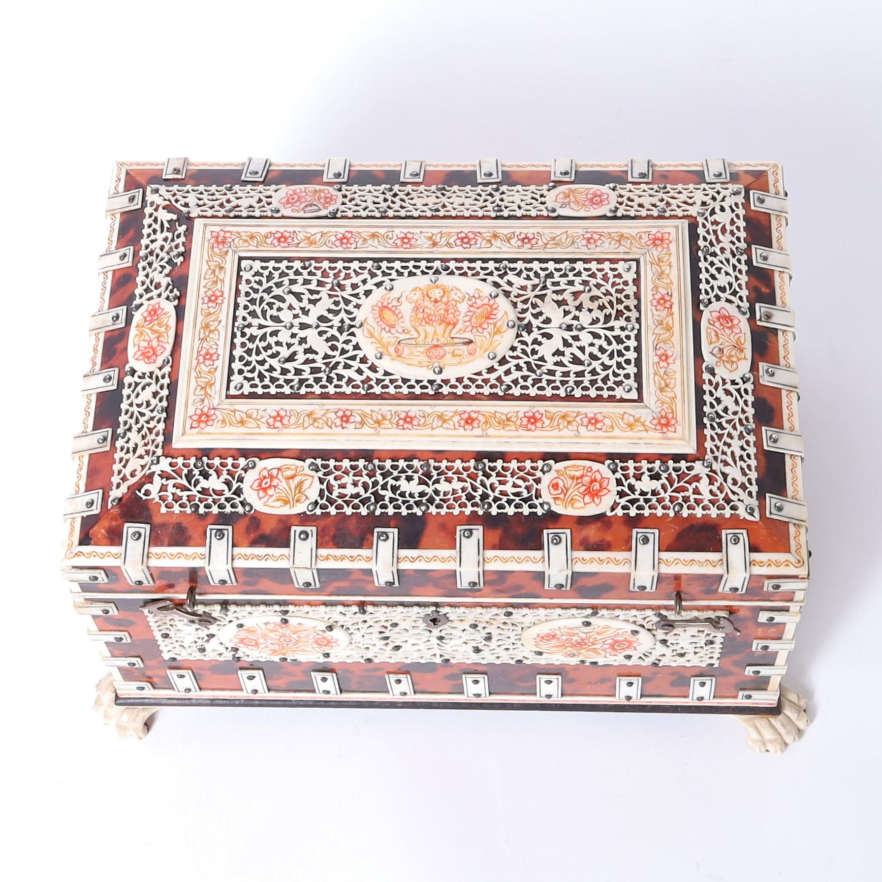 Anglo-indische Schachtel aus Schildpatt und Knochen (Handgefertigt) im Angebot