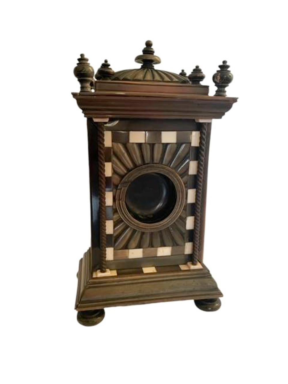 Meuble de montre anglo-indien en placage de corne de buffle sur bois de santal, de forme architecturale, conçu pour ressembler à une horloge de manteau ou à une horloge à support. La façade est ornée d'une paire de colonnes en spirale centrant un