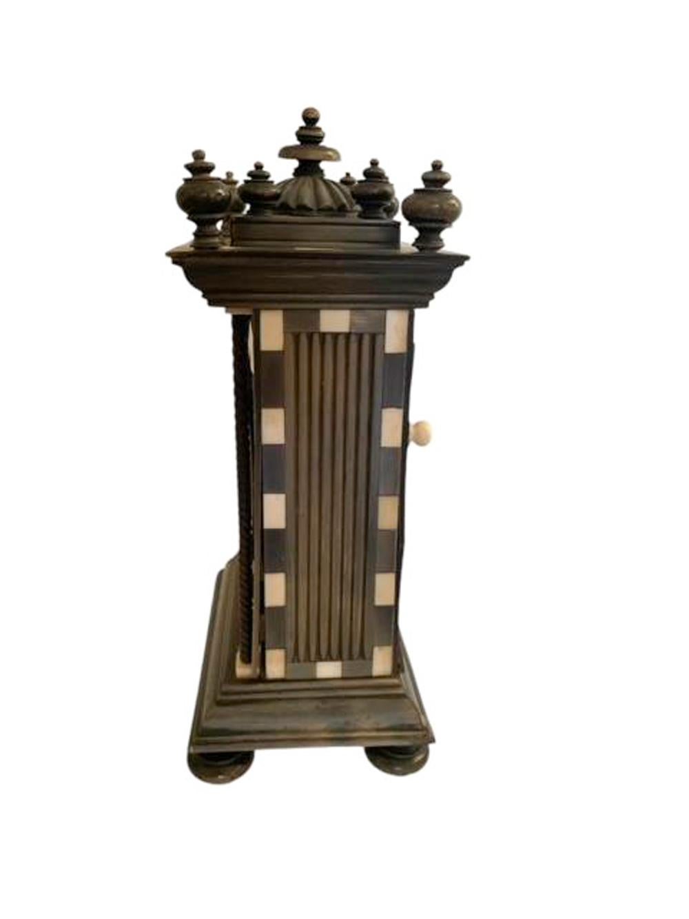 Anglo Raj Porte-montre de forme architecturale en placage de corne Anglo-Indien / Vizagapatam en vente