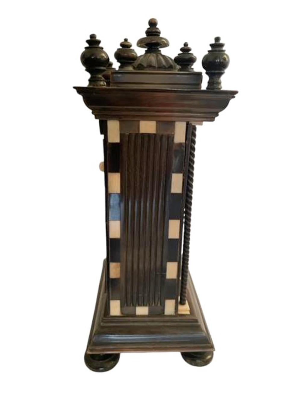 XIXe siècle Porte-montre de forme architecturale en placage de corne Anglo-Indien / Vizagapatam en vente