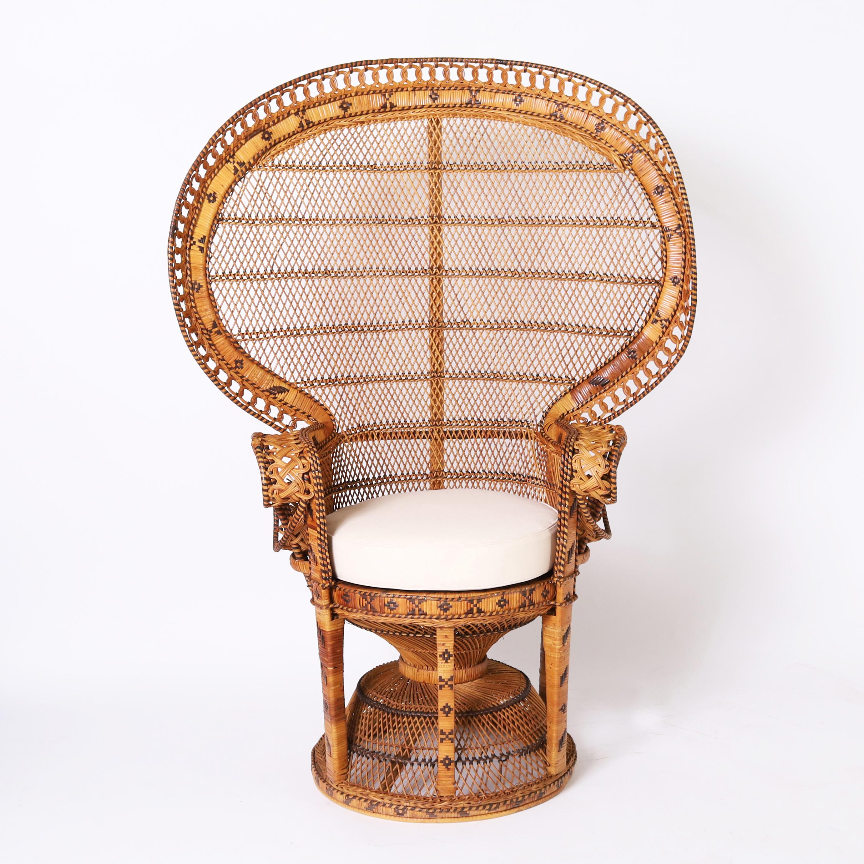 Chaise et pouf paon de l'Inde d'iCon, fabriqués à la main en osier et en rotin, dans une forme iconique avec des accents géométriques symboliques peints. 

Tabouret mesure H : 18 DM : 17