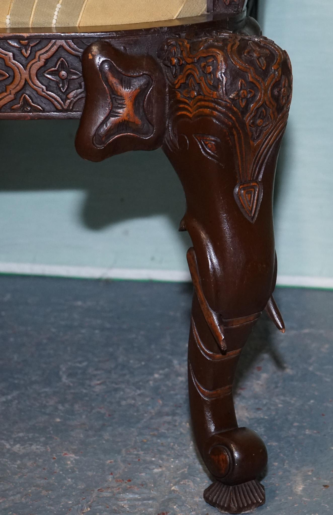 Legno massiccio BRACCIALE IN LEGNO ANGLO INDIANO CON DETTAGLIO DI ELEFANTE INGANNATO in vendita