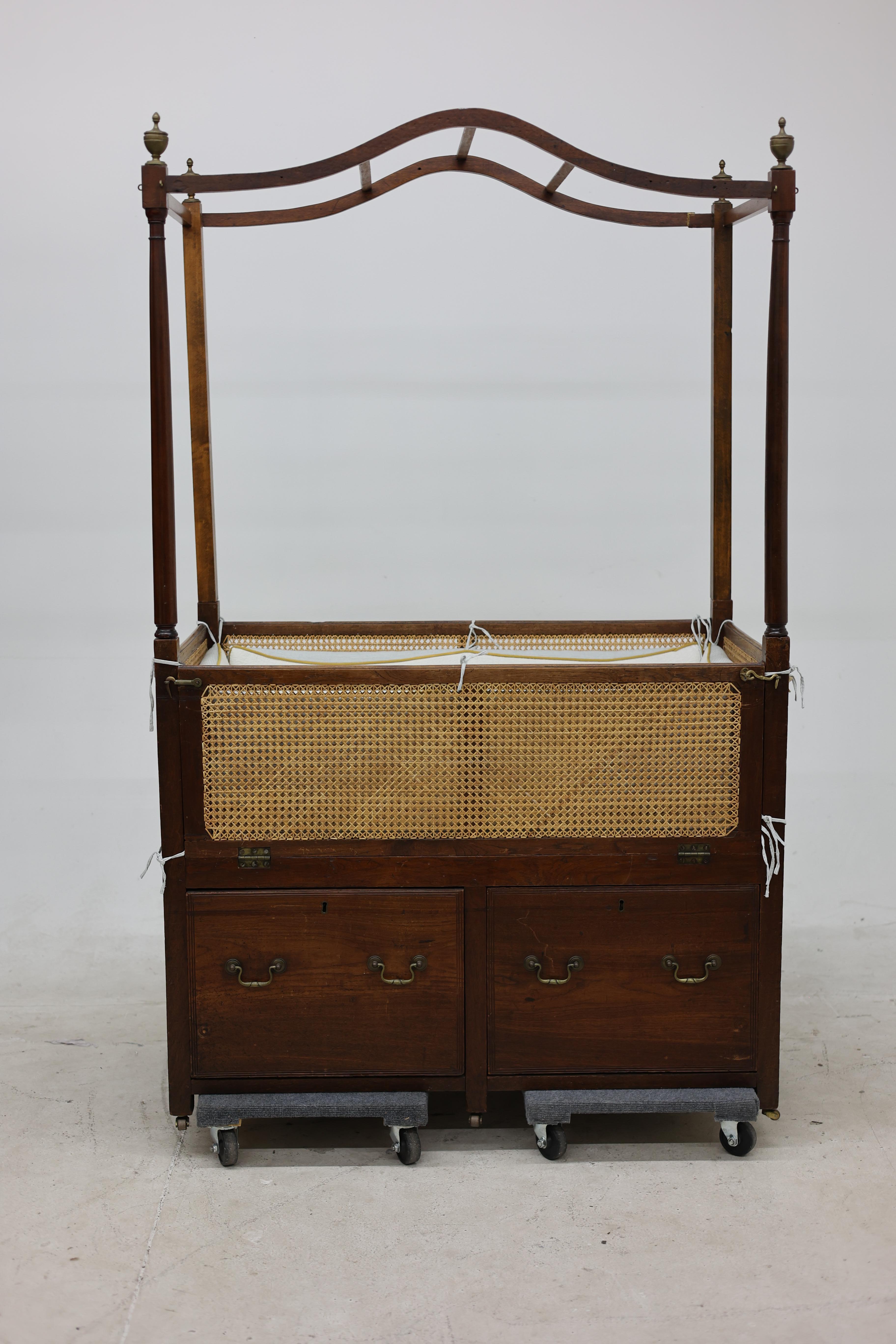 Rare lit à baldaquin anglo-indien de la fin des années 1800, magnifiquement réalisé, tant sur le plan de la forme que sur celui de la fonction. Le lit est doté de doubles côtés cannelés, dont l'un est articulé pour faciliter l'accès, et d'une base