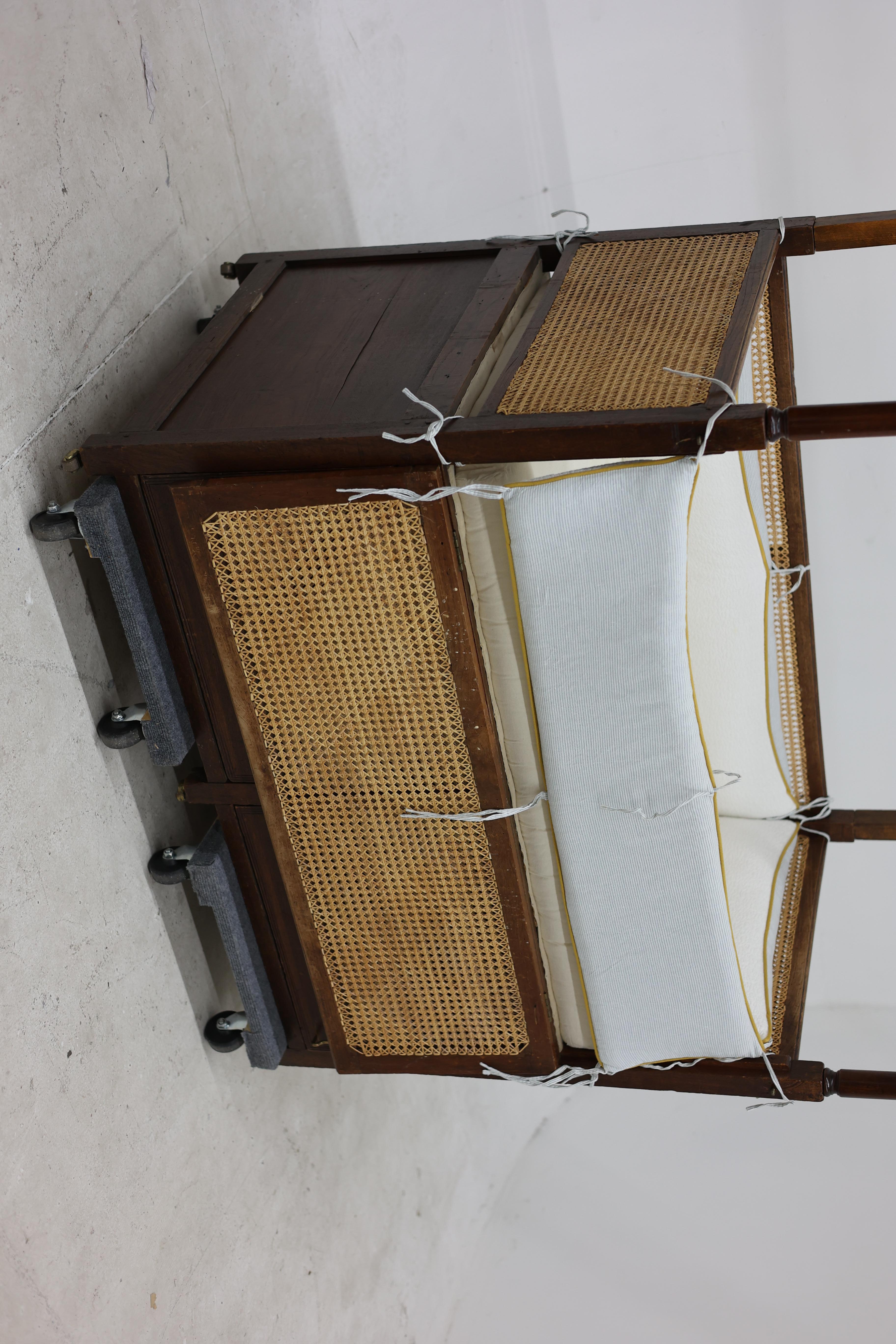 Lit à baldaquin pour jeunes Anglo-Indiens avec literie A.I.C.C., fin du 19e siècle Bon état - En vente à Topanga, CA