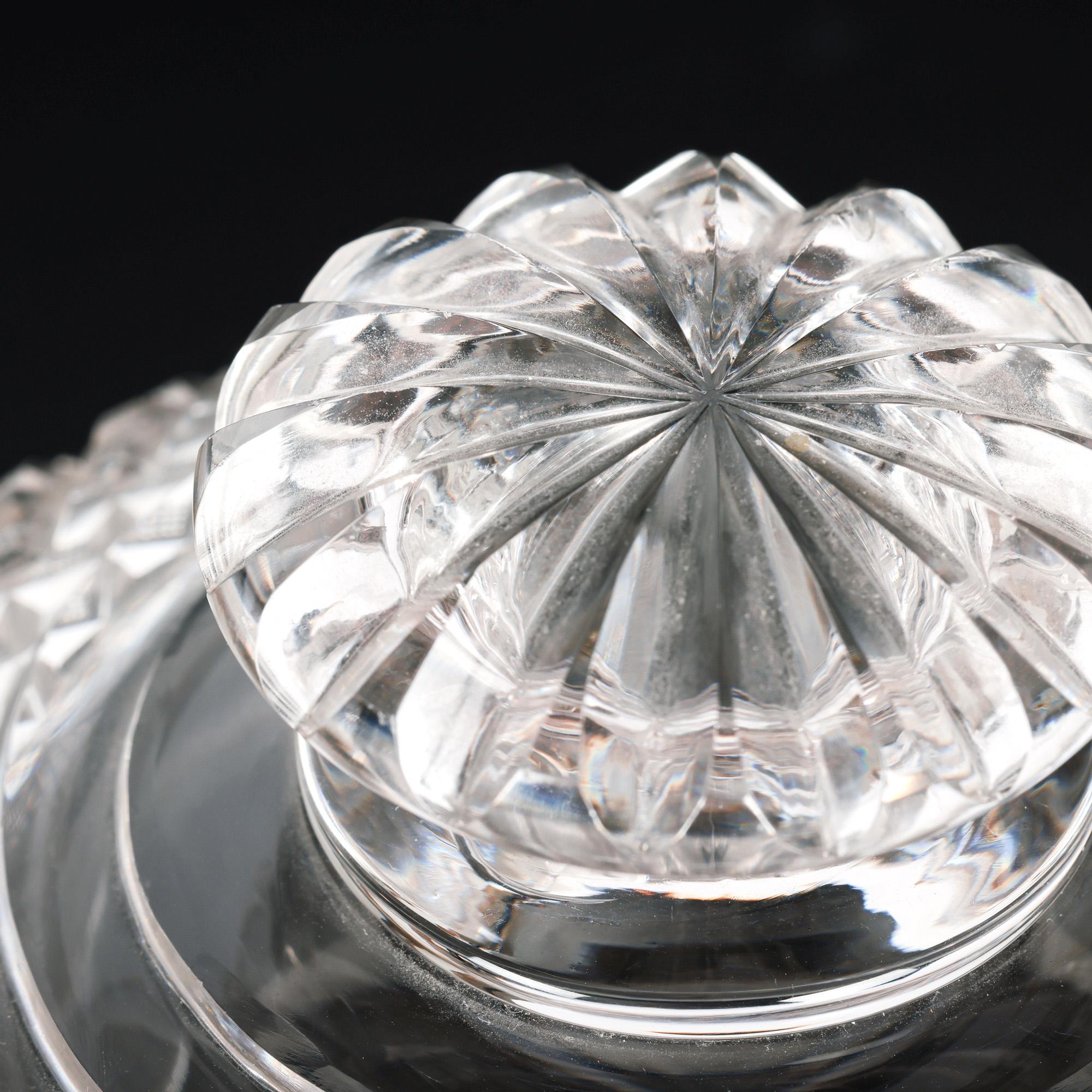 Anglo- Irish Regency Fine Cut Glass Covered Bowl on Stand In Good Condition For Sale In Bishop's Stortford, Hertfordshire