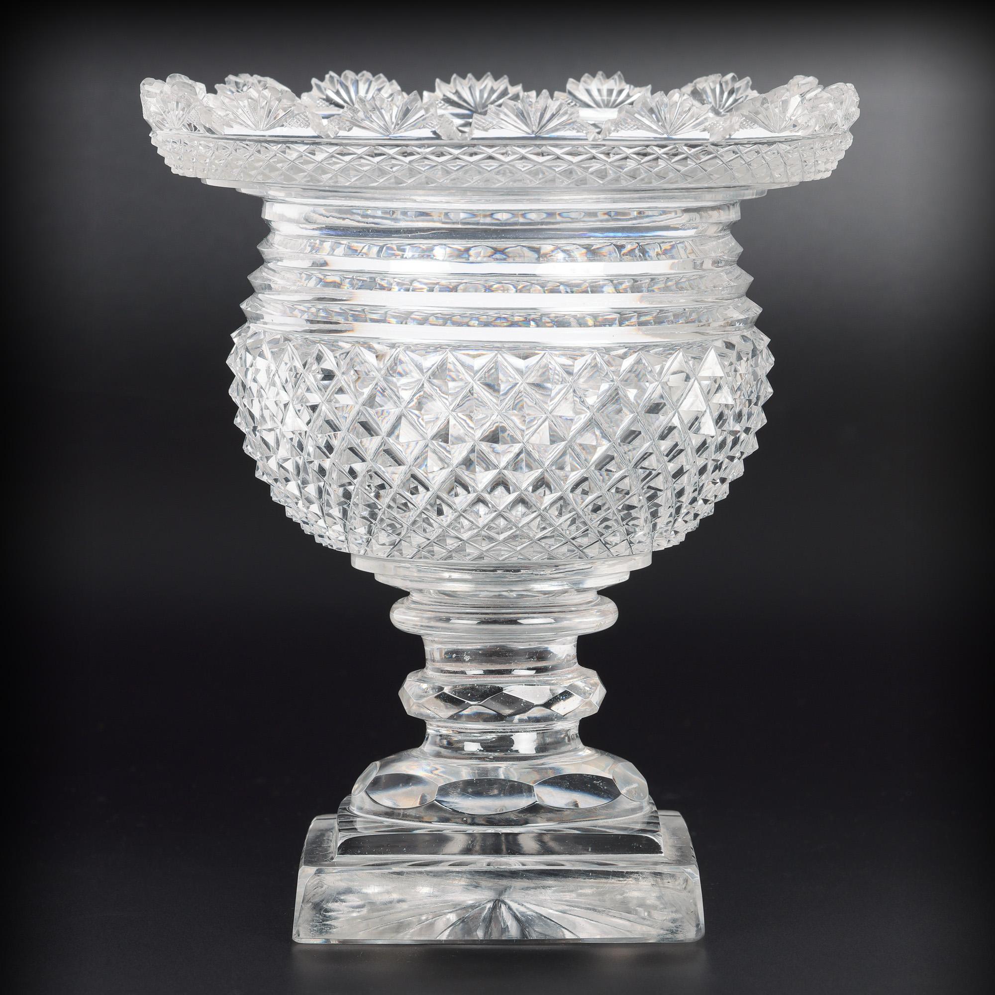 Vase à piédestal et couvercle en verre fin taillé Anglo-Irish Regency en vente 3