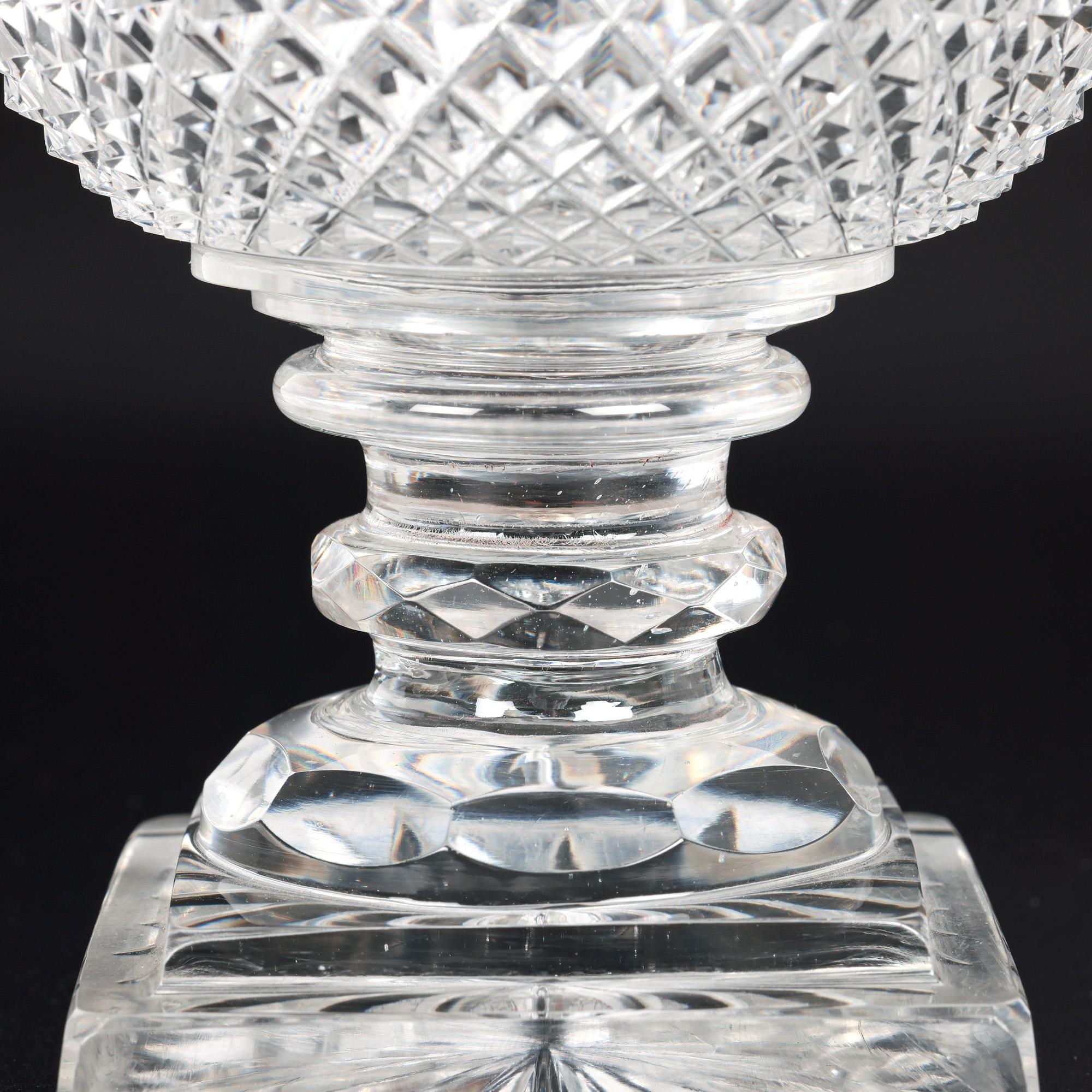Vase à piédestal et couvercle en verre fin taillé Anglo-Irish Regency en vente 5