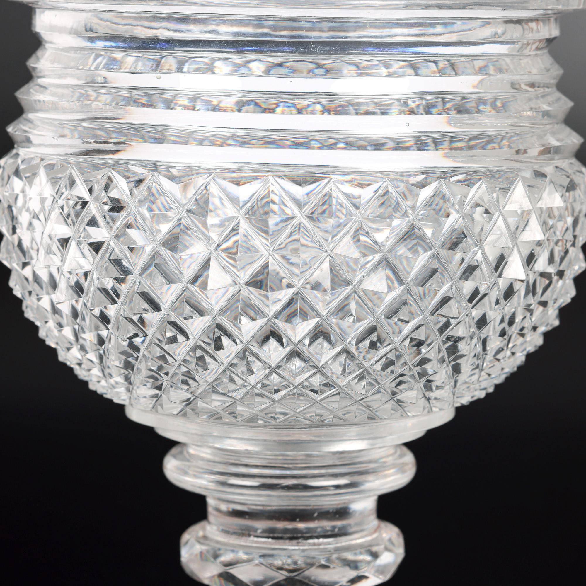 Vase à piédestal et couvercle en verre fin taillé Anglo-Irish Regency en vente 7
