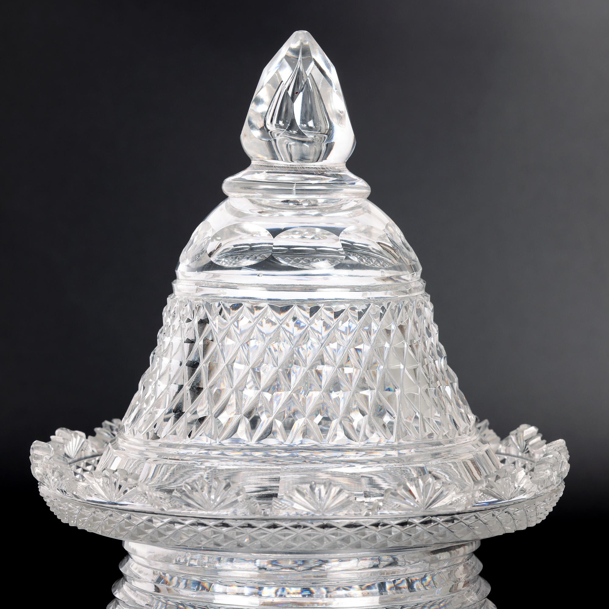 Vase à piédestal et couvercle en verre fin taillé Anglo-Irish Regency en vente 8